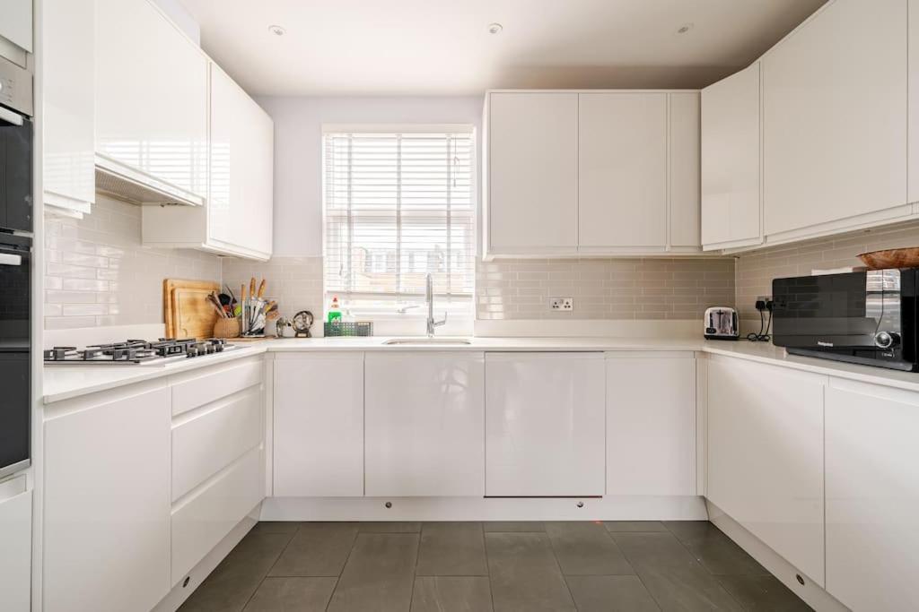 Luxurious & Modern 2 Bedroom Notting Hill Townhouse *