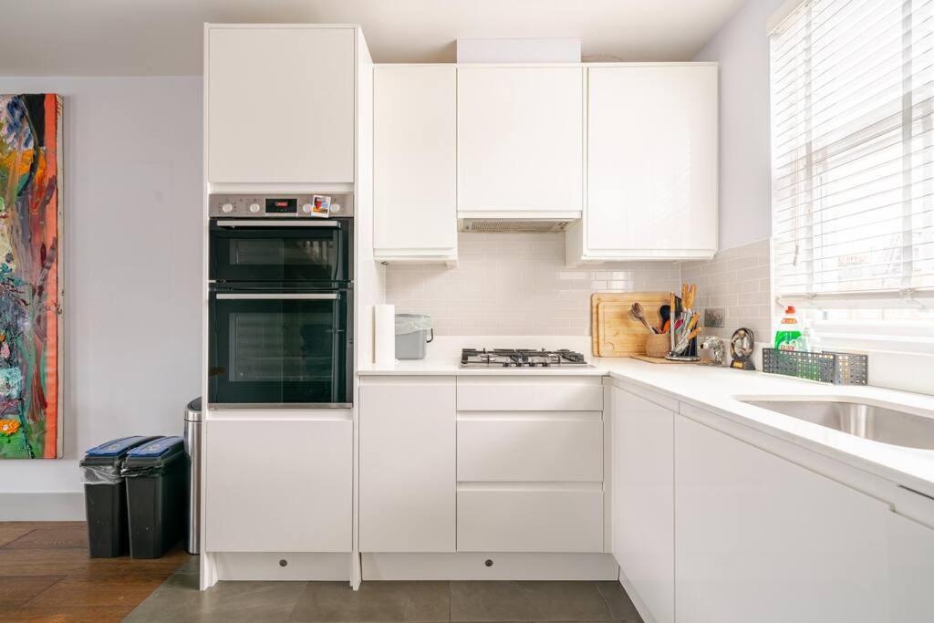 Luxurious & Modern 2 Bedroom Notting Hill Townhouse Londen