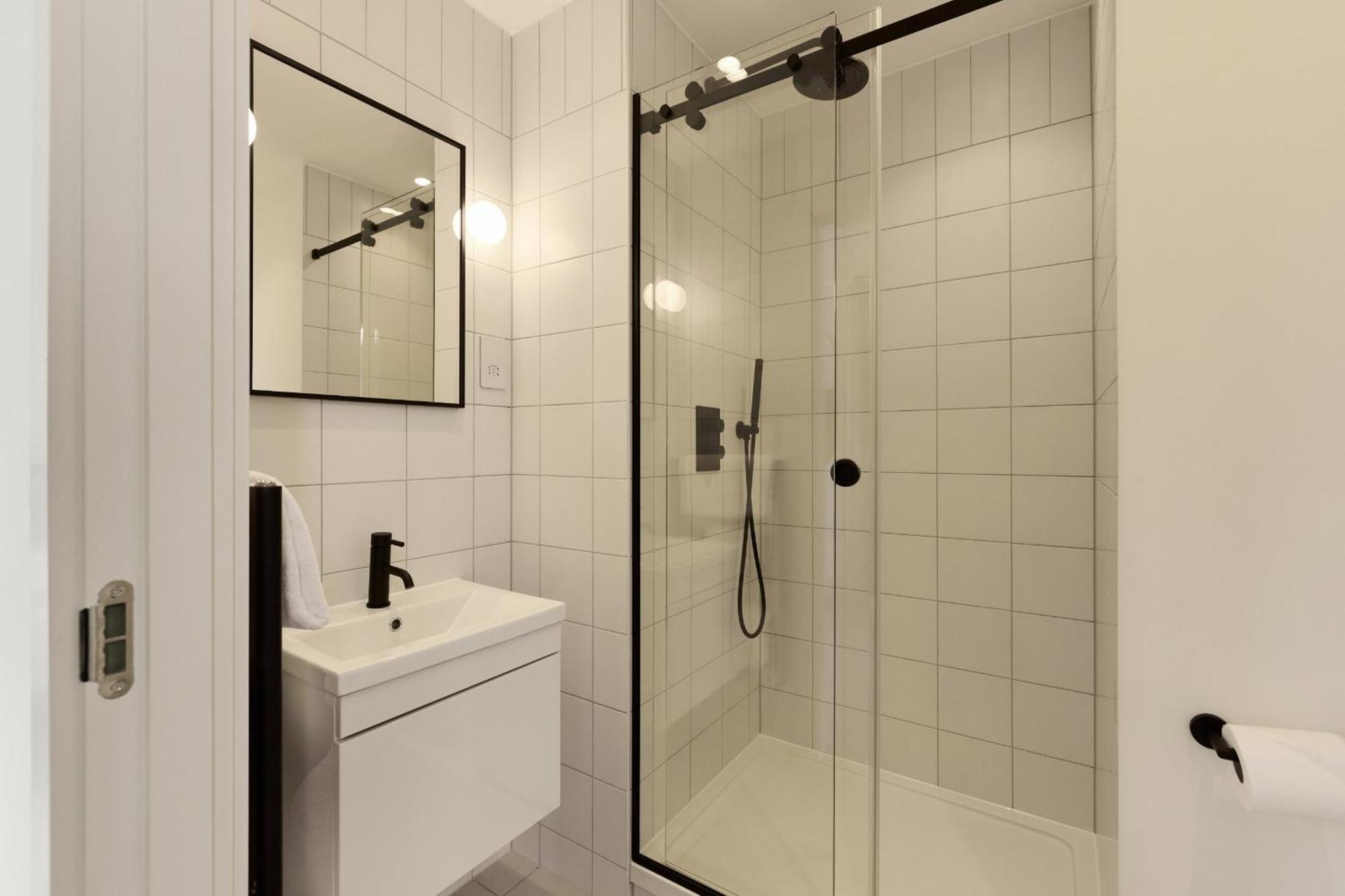 The East Mile Quarters - Gorgeous 3bdr Flat With Balcony * Londen