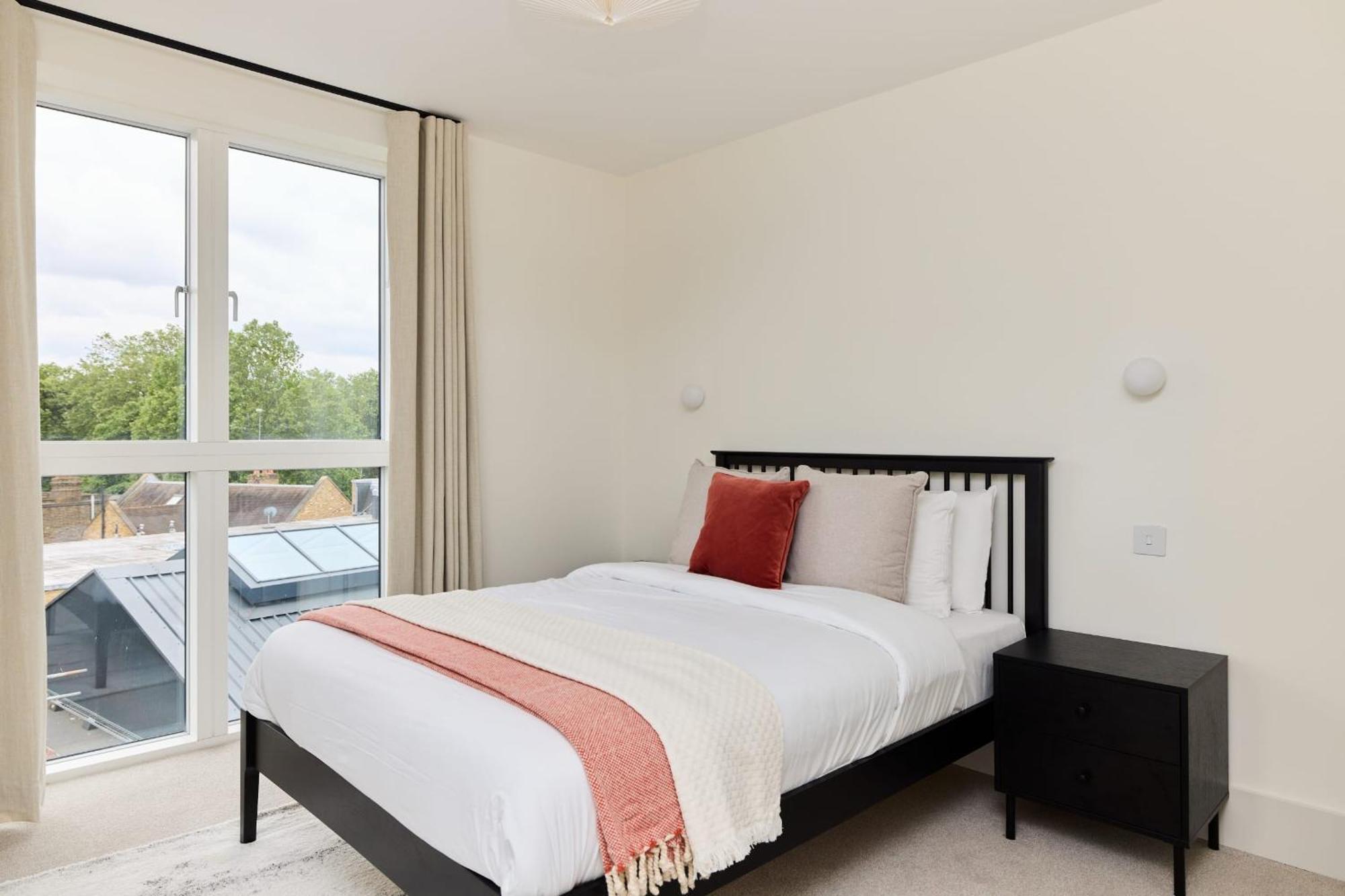The East Mile Quarters - Gorgeous 3bdr Flat With Balcony * Londen