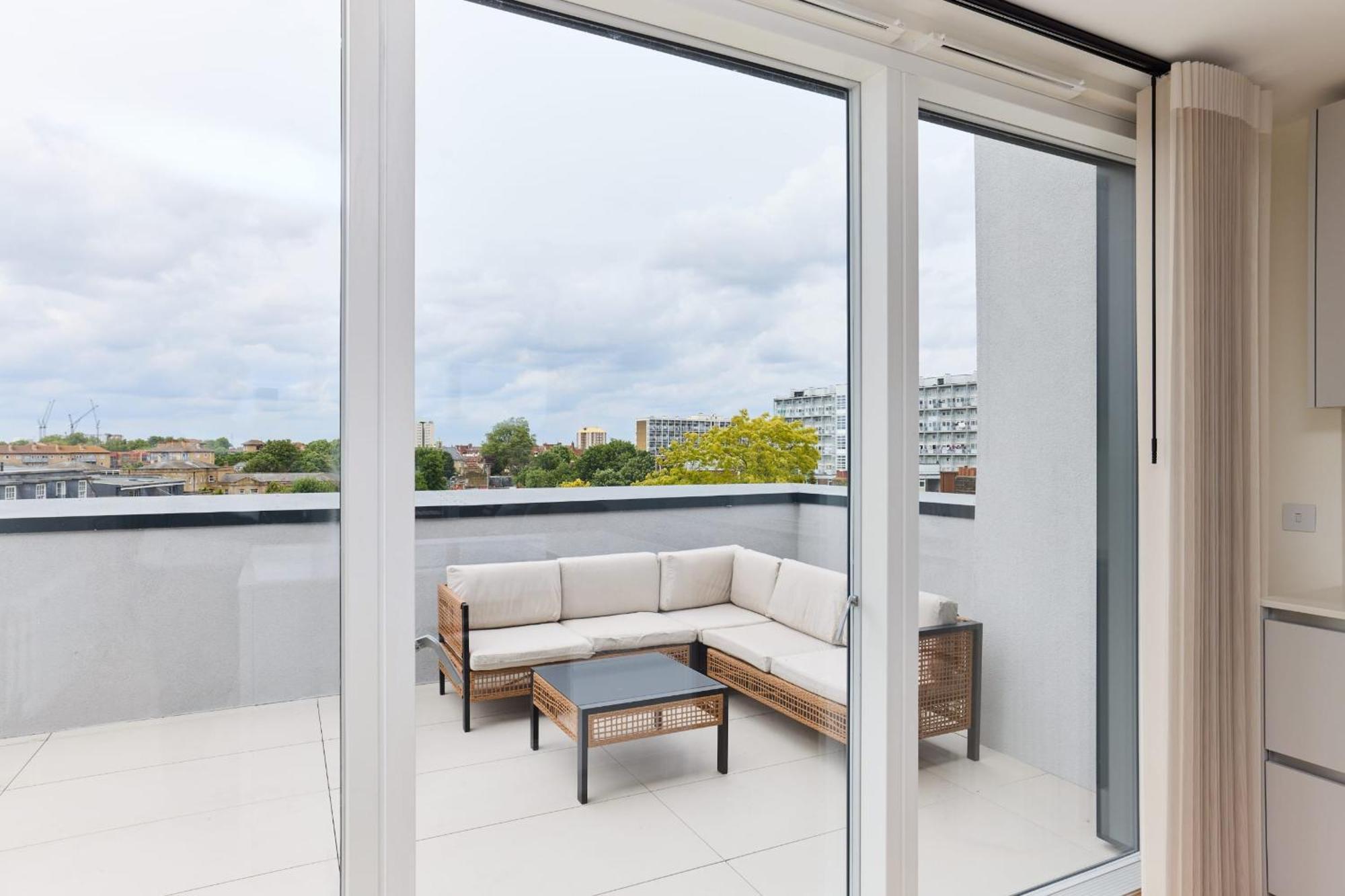 The East Mile Quarters - Gorgeous 3bdr Flat With Balcony Appartement Londen