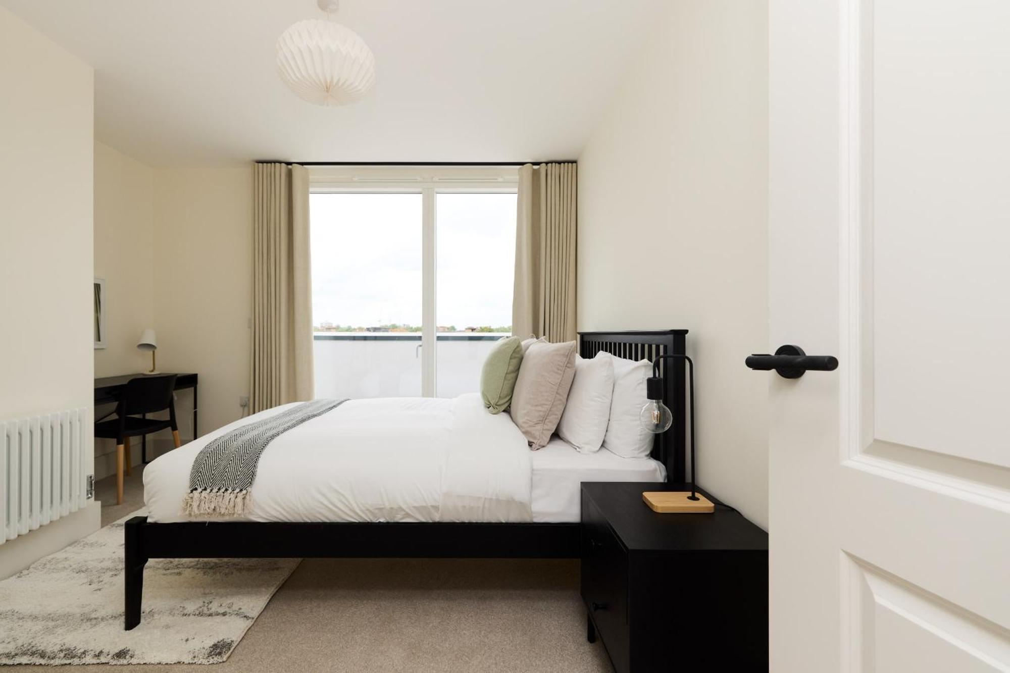 The East Mile Quarters - Gorgeous 3bdr Flat With Balcony * Londen
