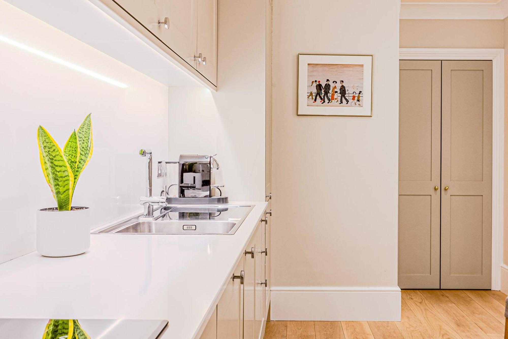 Immense Studio, Prime Location Belgravia, Chelsea Apartment *