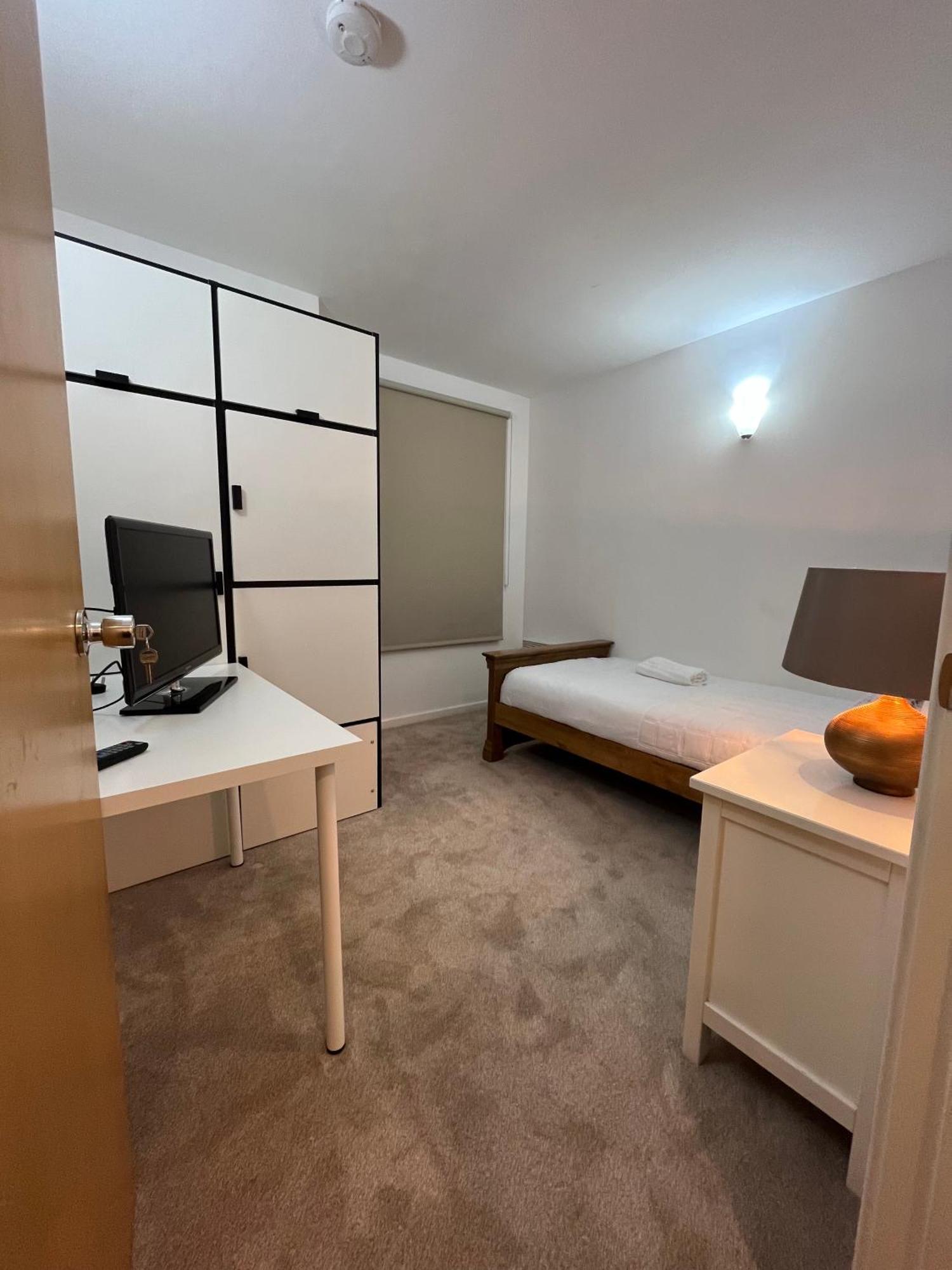 Roomzzz Near The Excel Exhibition Centre Royal Victoria O2 Arena Central 24 Hour Self Check-in Gasthof