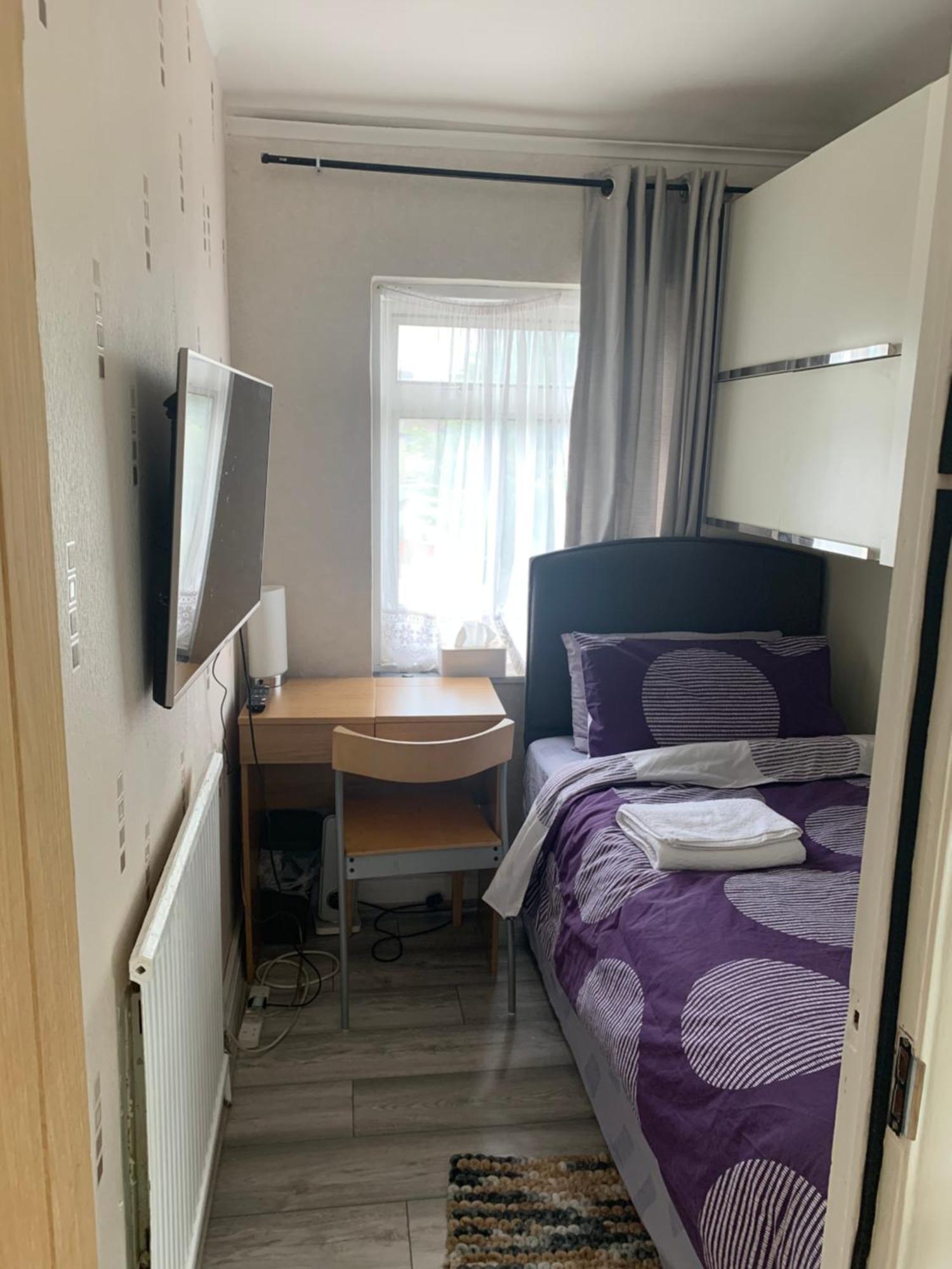Small Single Boxroom Ovo Wembley Stadium * Londen