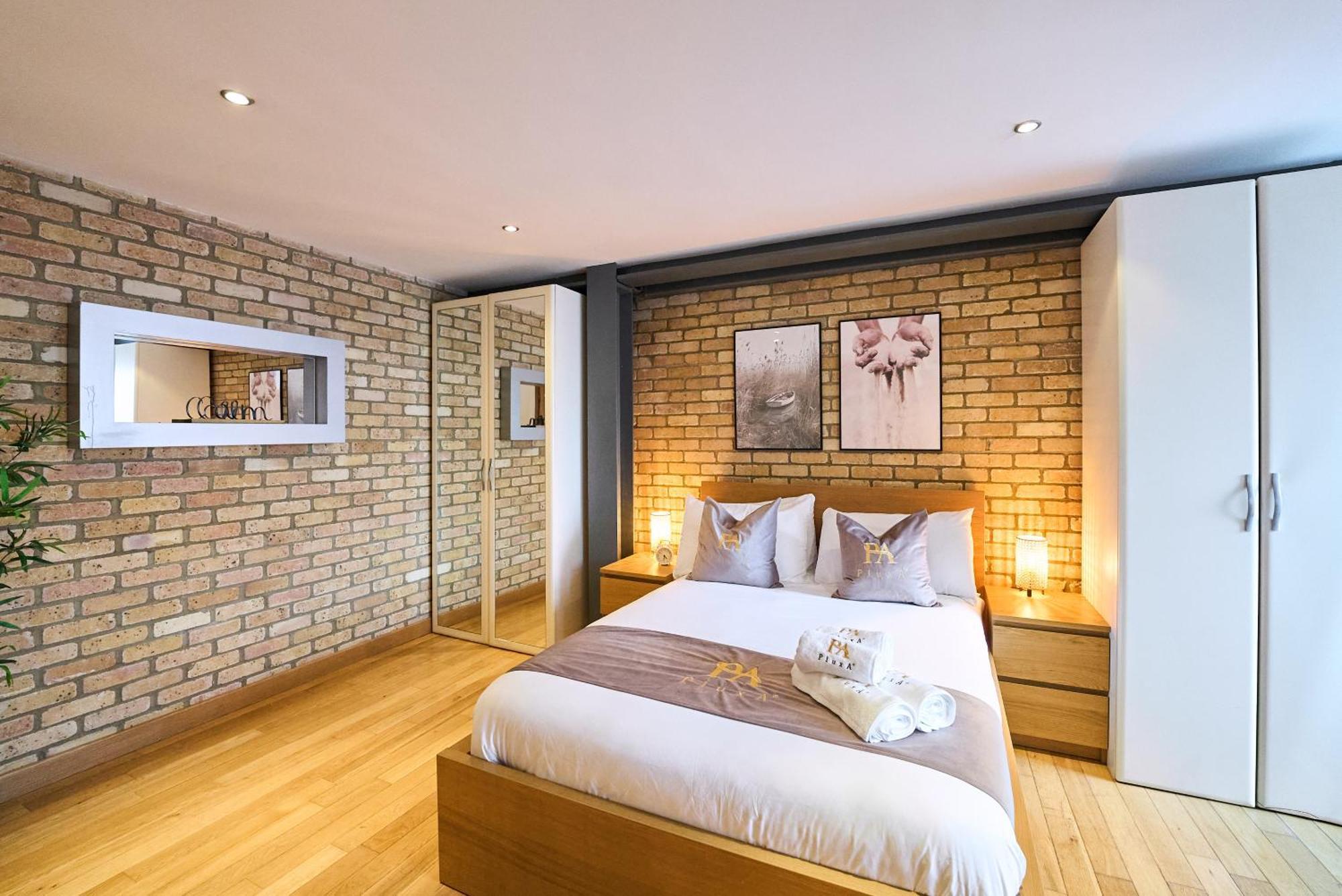 Burgundy Bliss Elegant Retreat - Pluxa Mocha * London