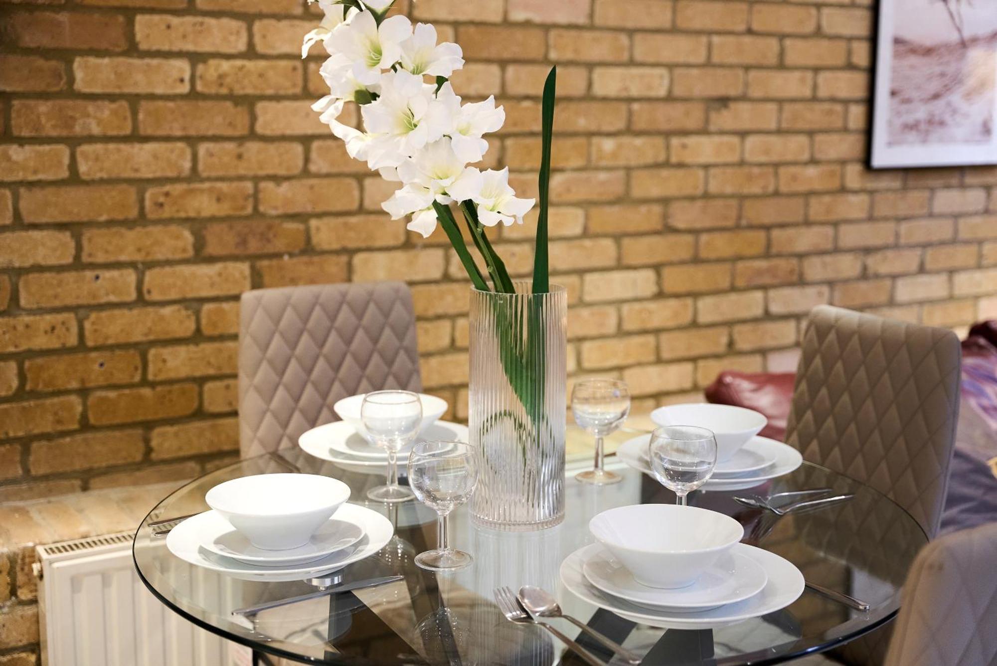 Burgundy Bliss Elegant Retreat - Pluxa Mocha Leilighet