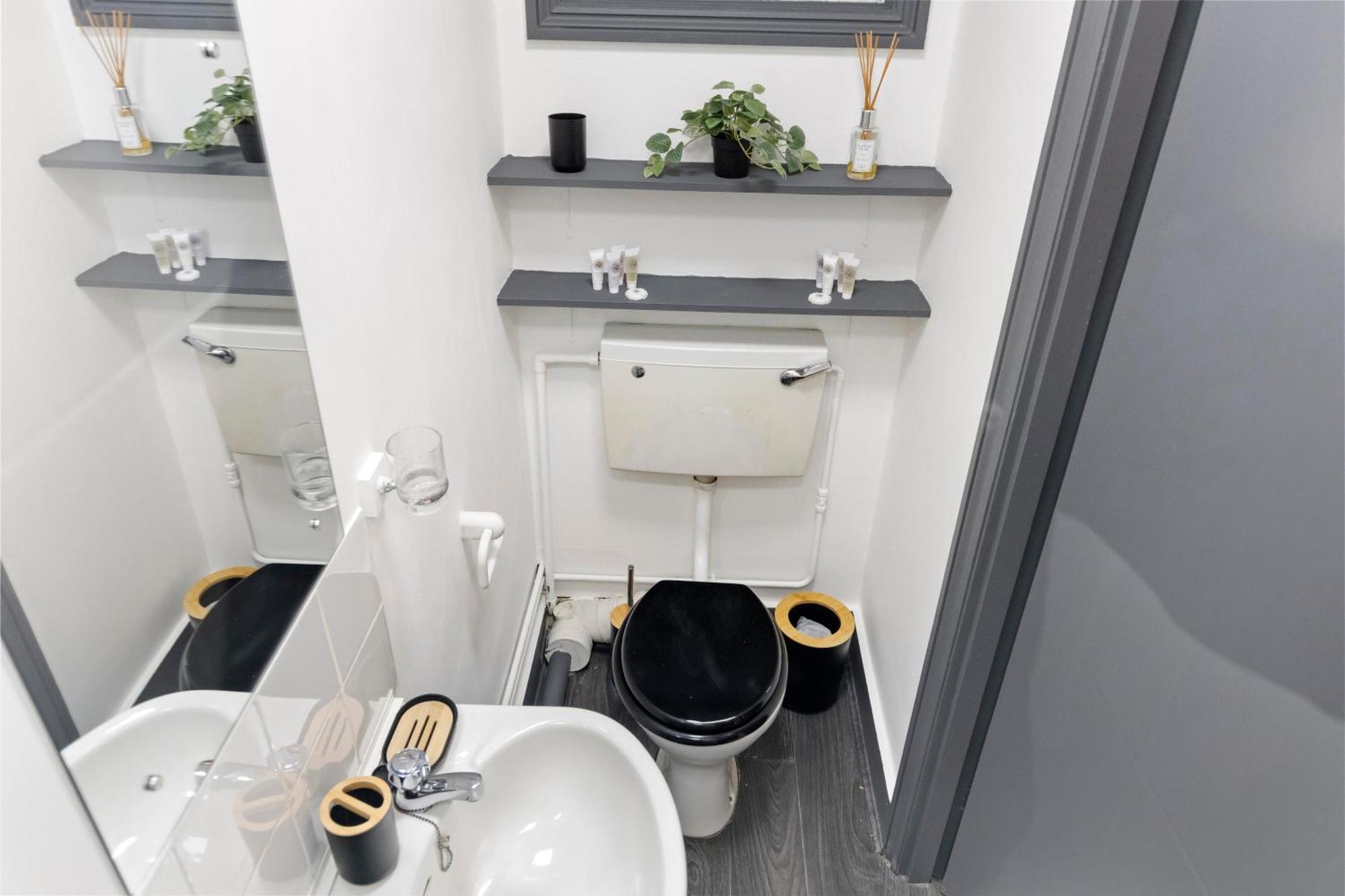Apartment Bright & Airy Rooftop In *