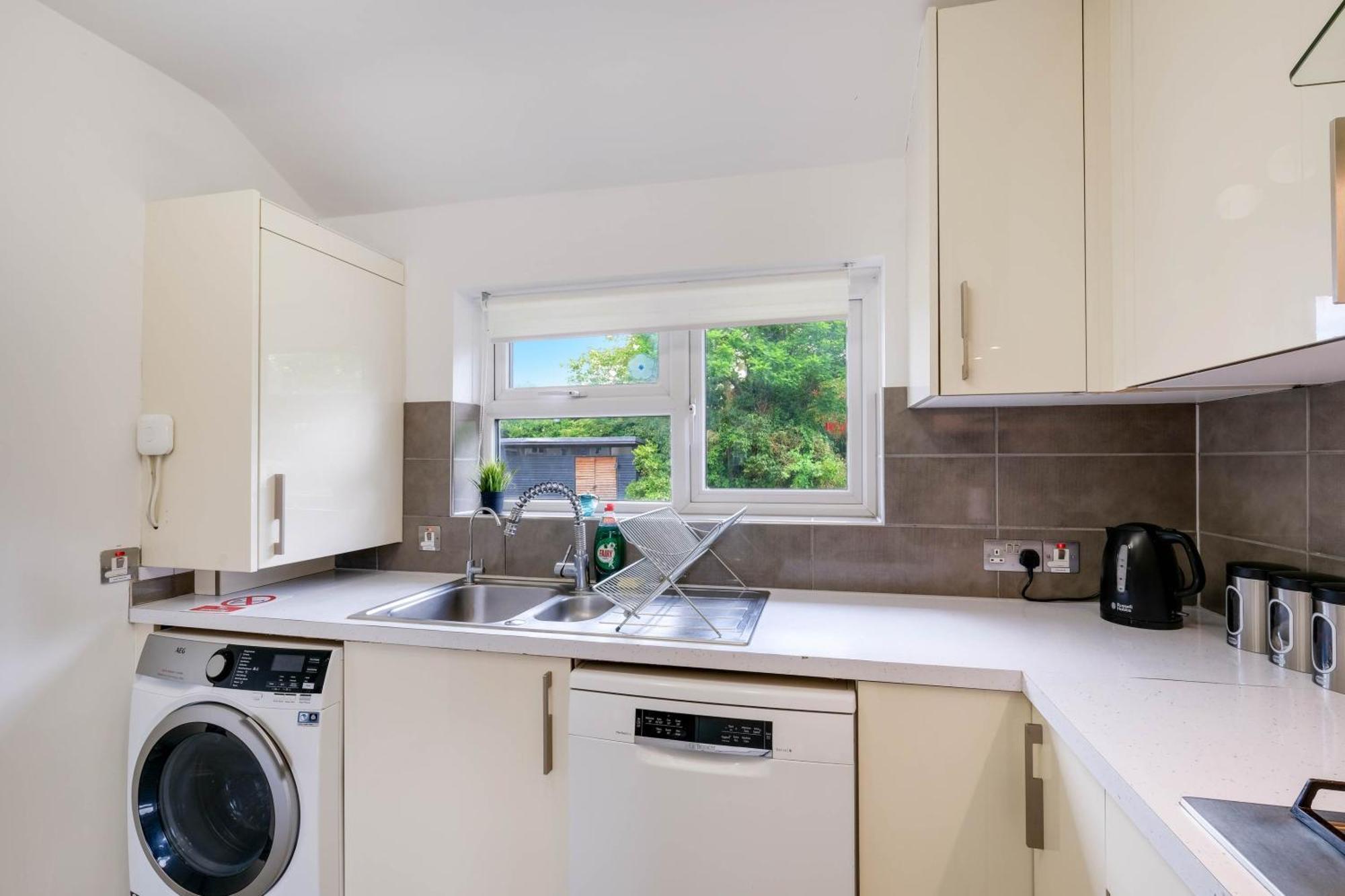 Apartment Hanwell 2 Bedroom Maisonette By 360stays
