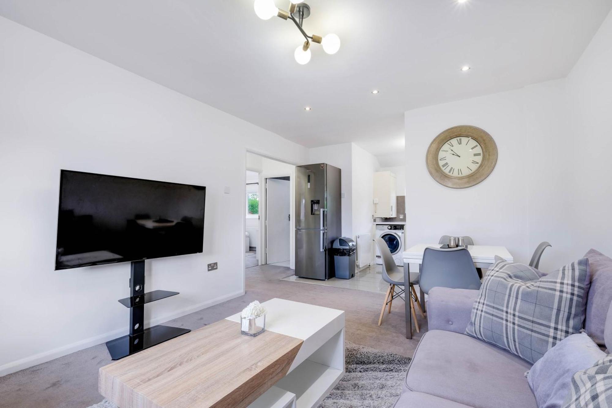 Hanwell 2 Bedroom Maisonette By 360stays Apartment
