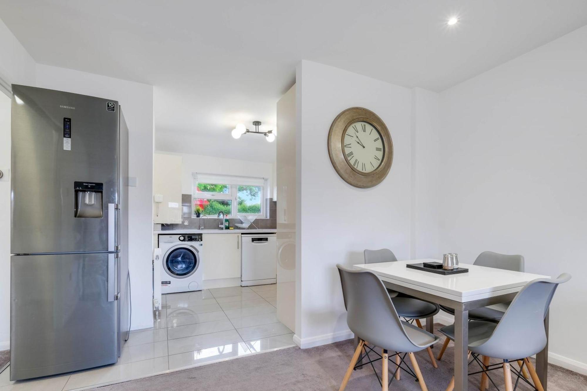 Hanwell 2 Bedroom Maisonette By 360stays Apartment *