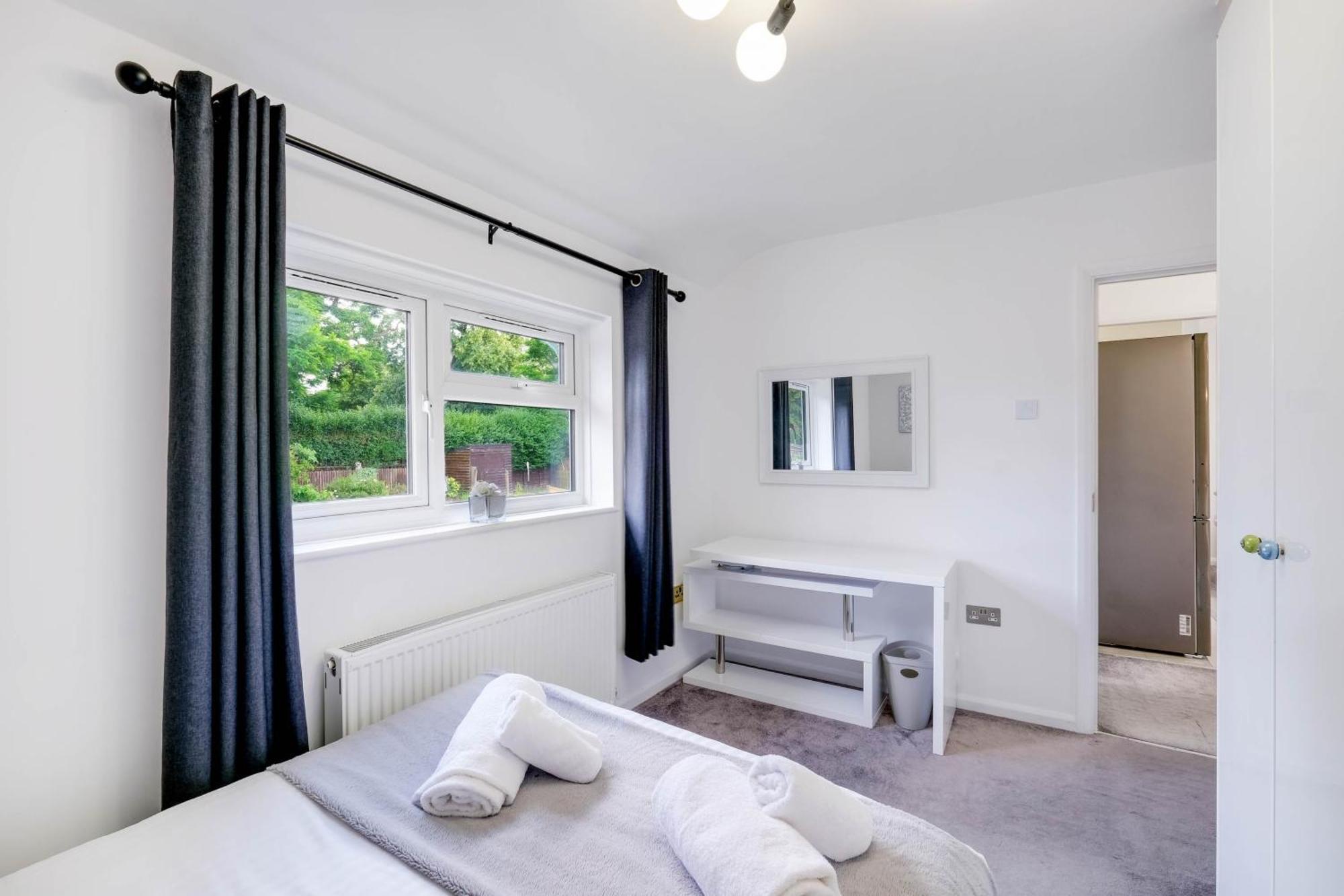 Hanwell 2 Bedroom Maisonette By 360stays Apartment *
