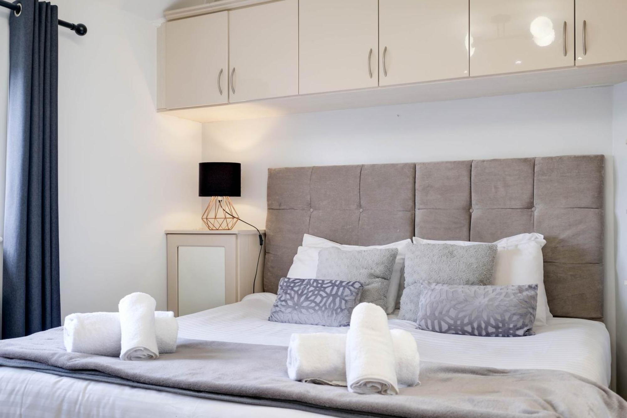 Hanwell 2 Bedroom Maisonette By 360stays London
