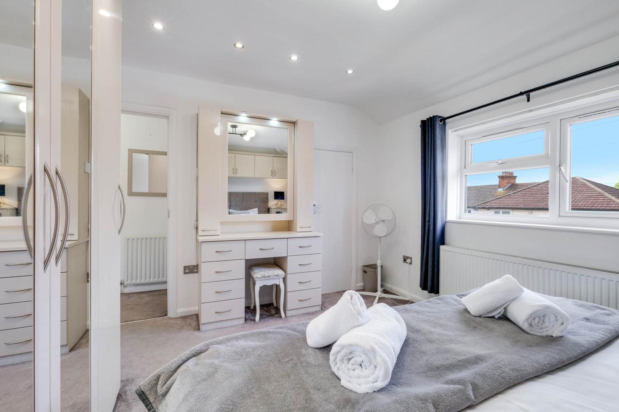 Hanwell 2 Bedroom Maisonette By 360stays London