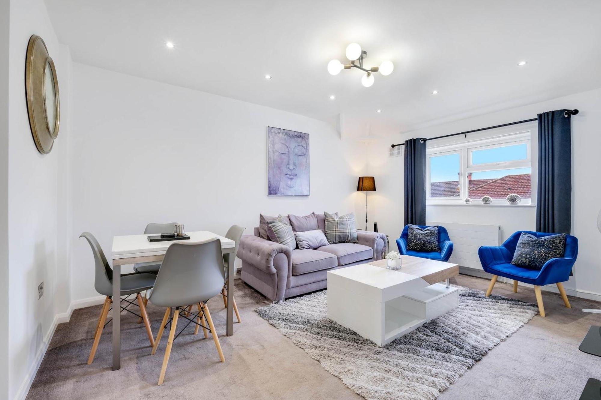Hanwell 2 Bedroom Maisonette By 360stays London