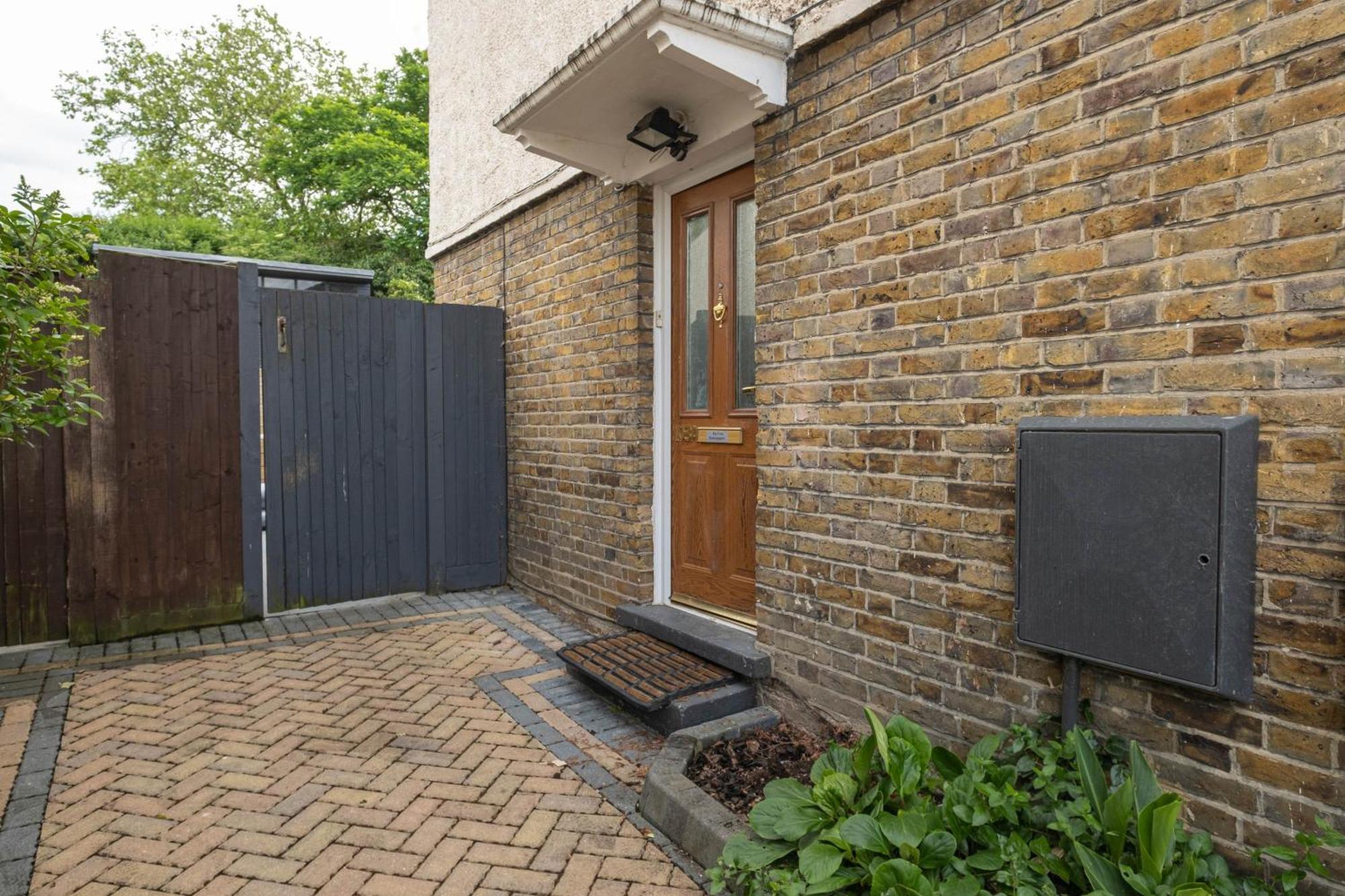 Hanwell 2 Bedroom Maisonette By 360stays Apartment