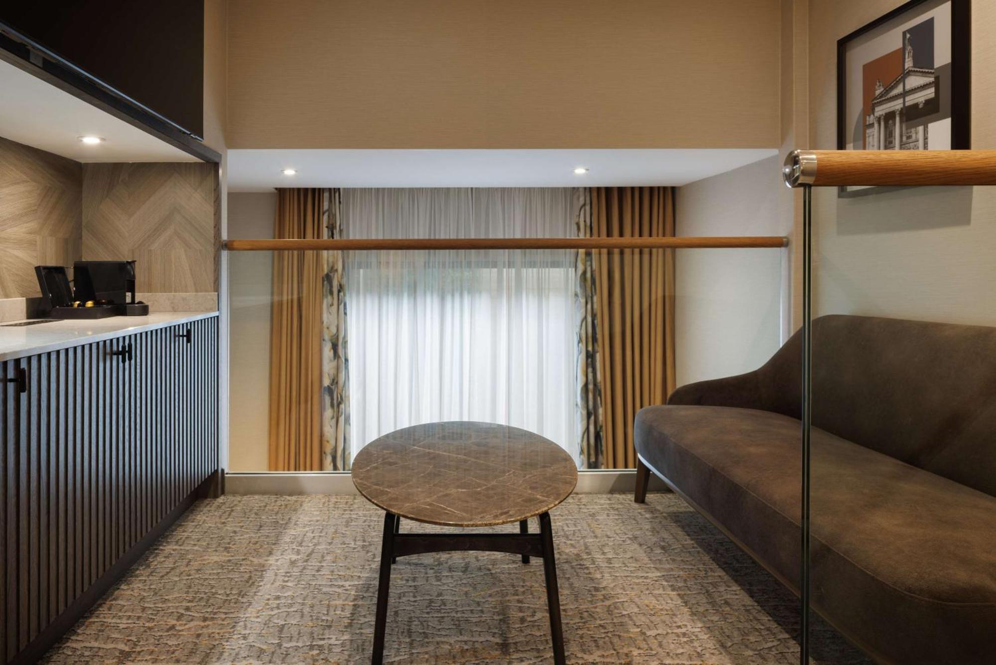 Hotel Doubletree By Hilton Victoria 4*