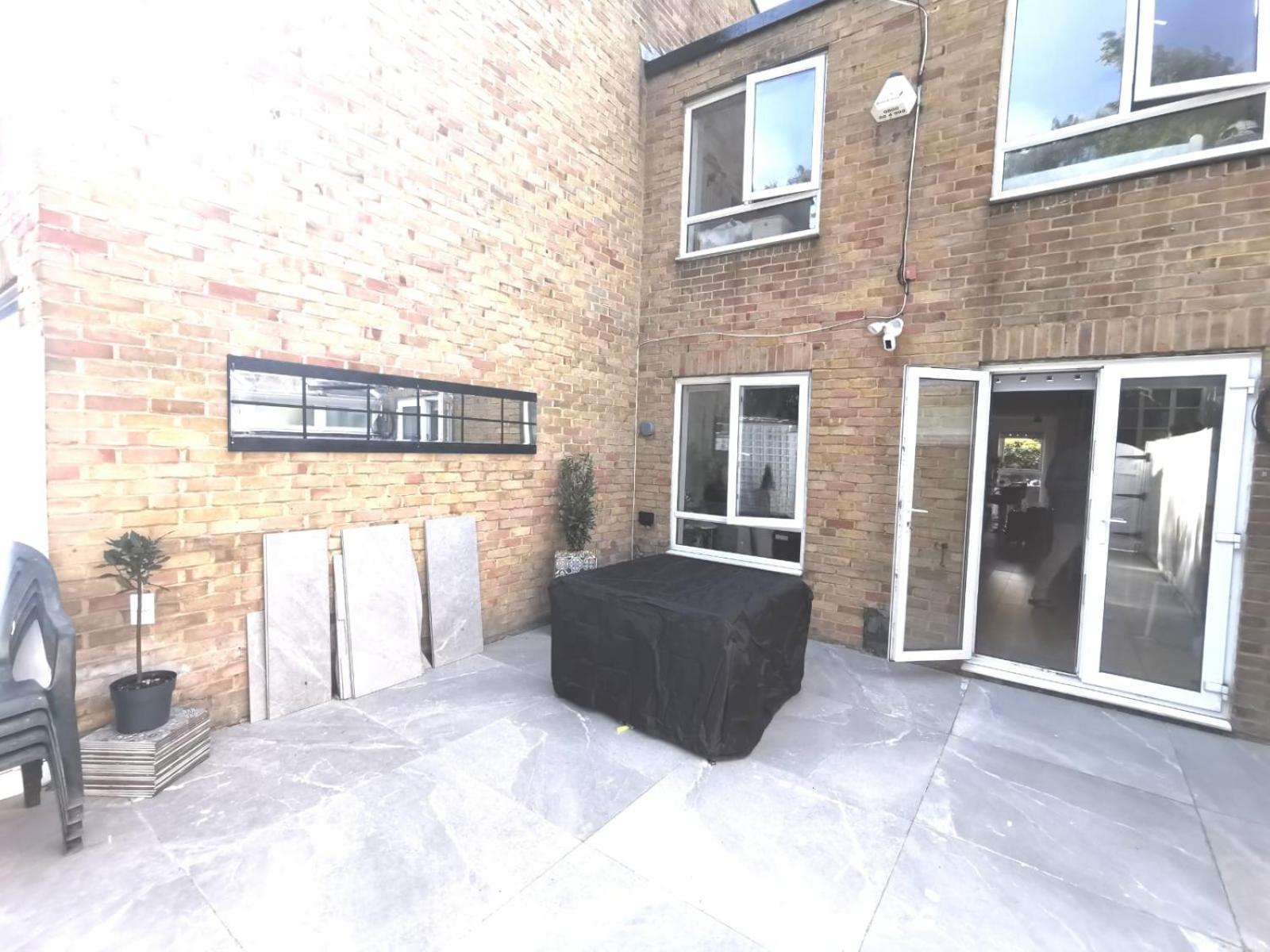 Vakantiehuis Free Parking - 4 Bed - 3 Bath - Sofa Bed - Digital Lock Entry Londen