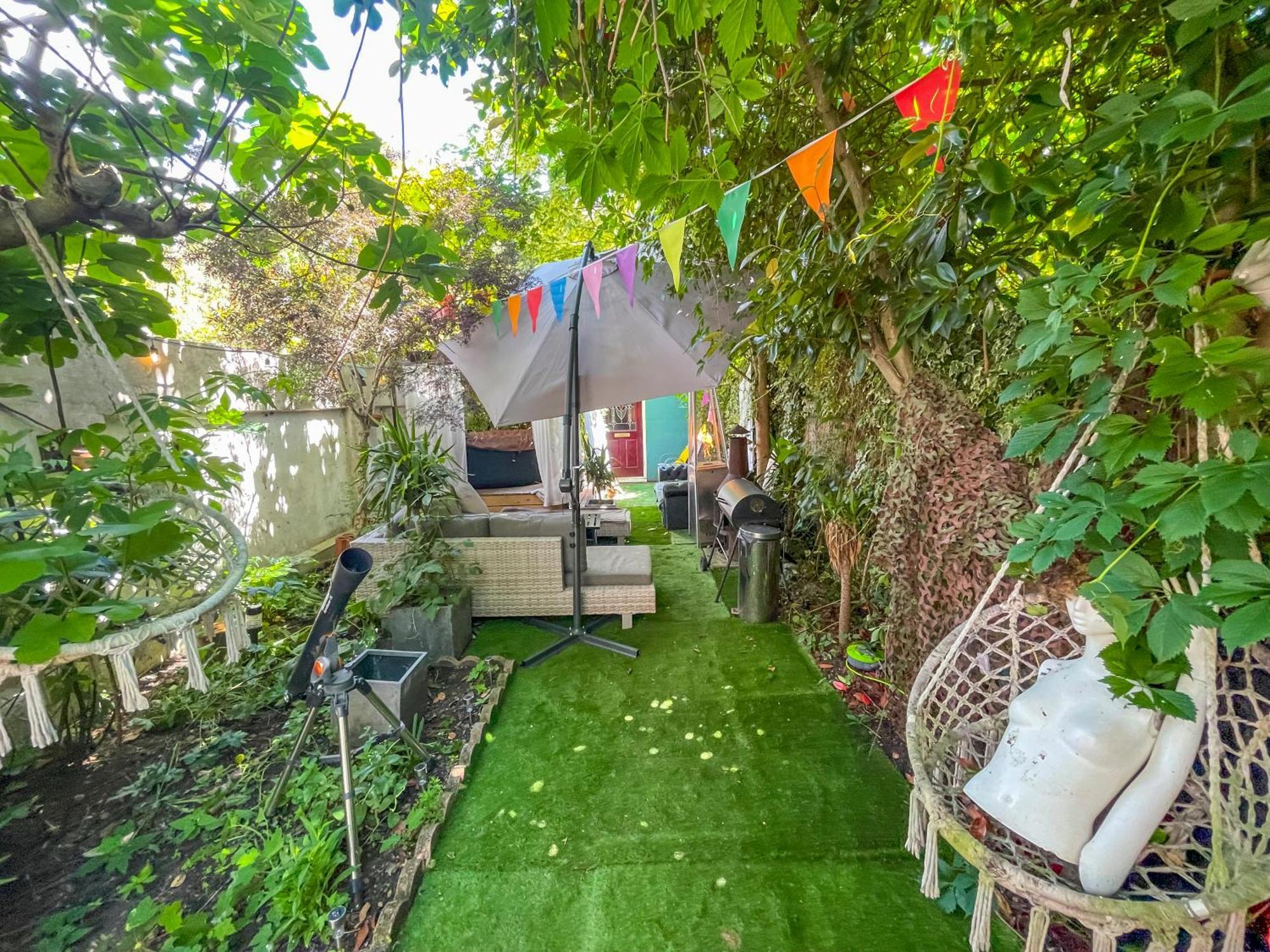 Double W/projector & Garden Hot Tub *