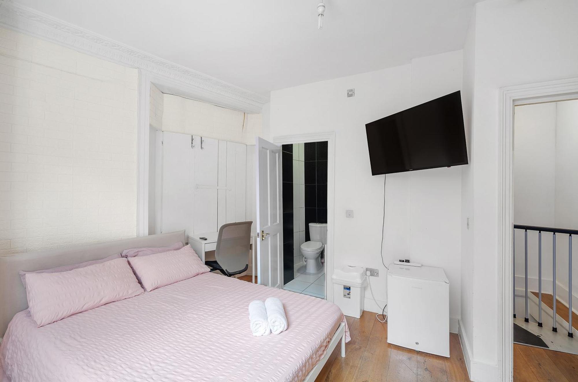 Homestay Lovely Bedroom With Private Bathroom *