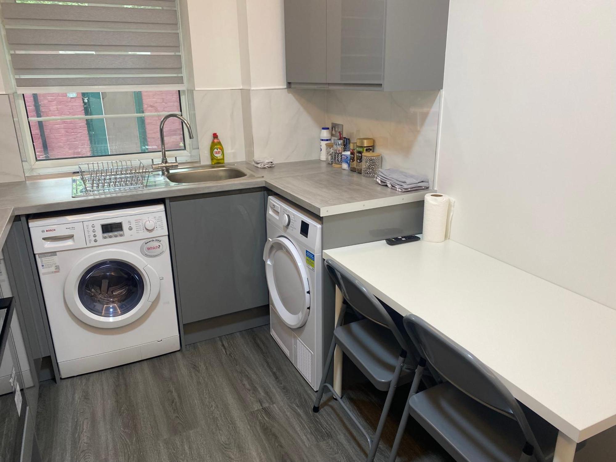 2 Bedroom Flat Apartment *