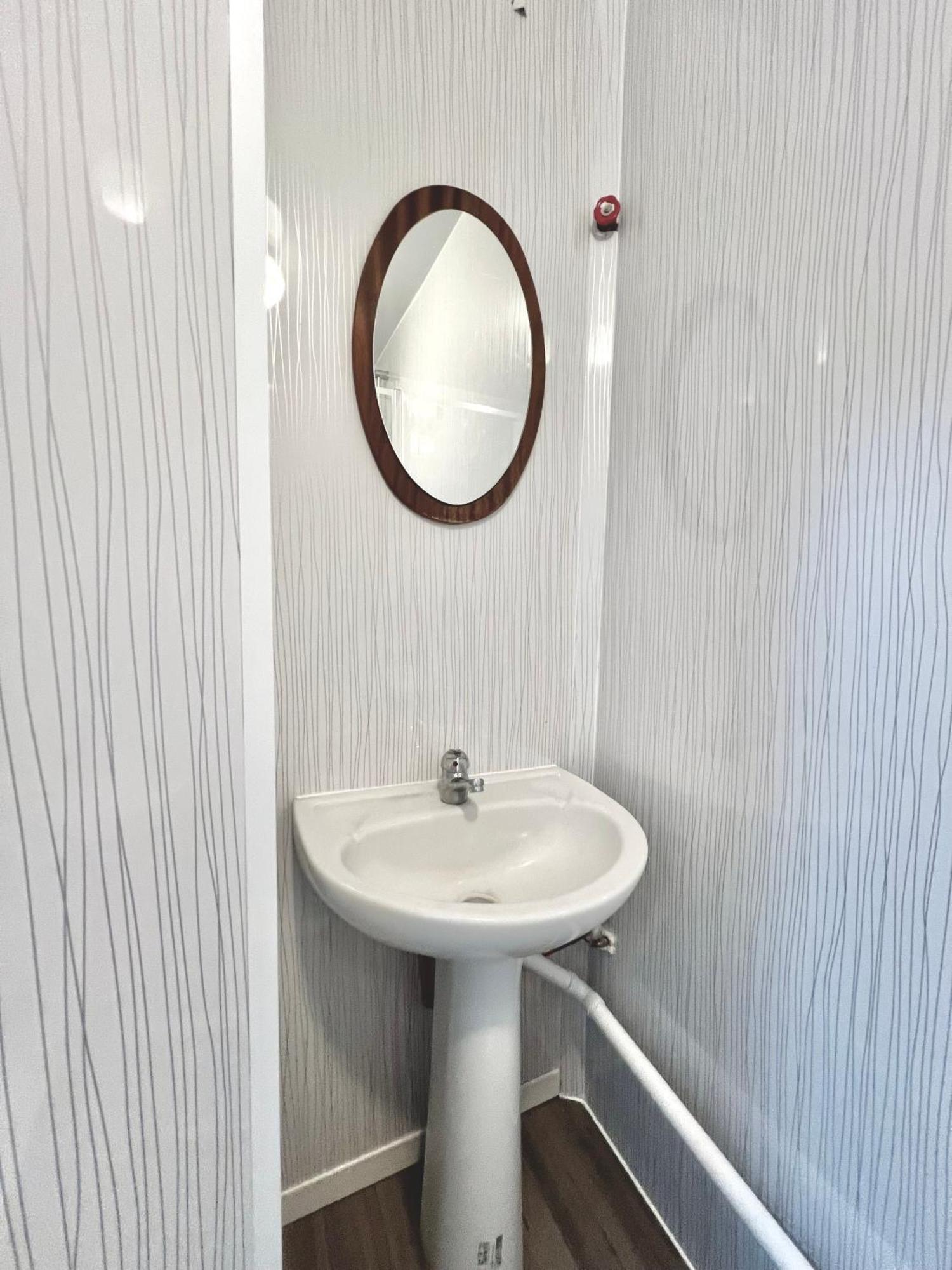 Complete Flat Netflix And Fast Wifi London
