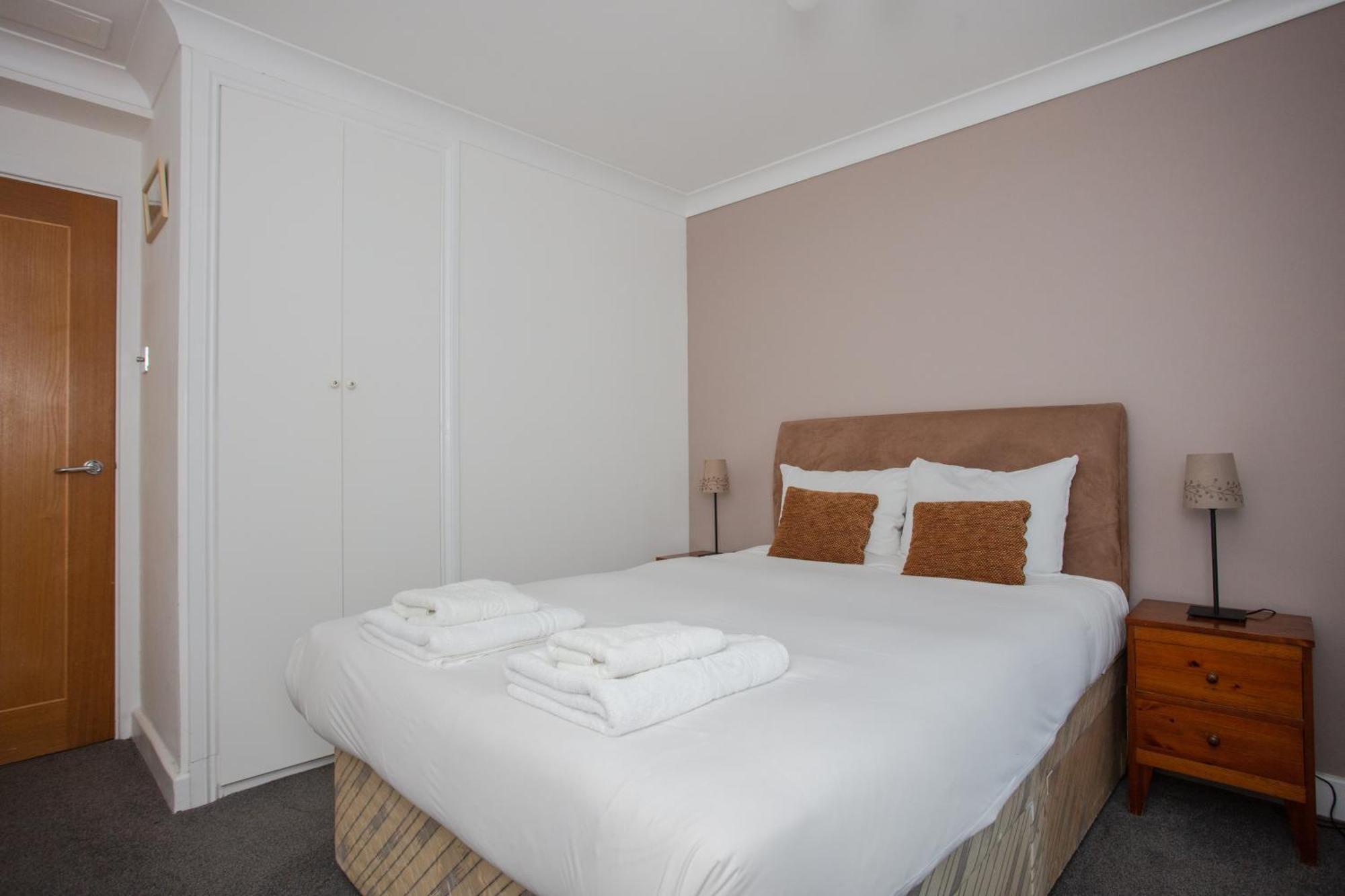 1 Bedroom On The Riverbank Near St Paul's London