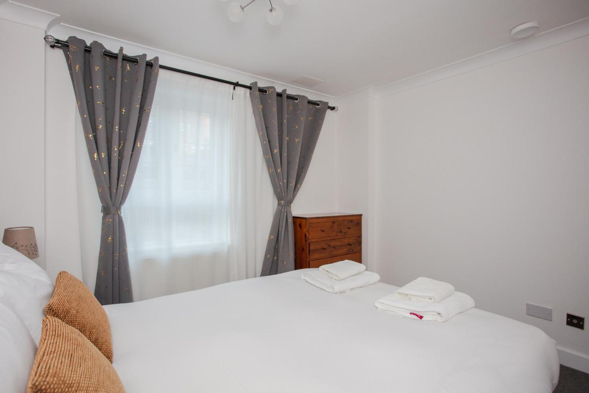 1 Bedroom On The Riverbank Near St Paul's London