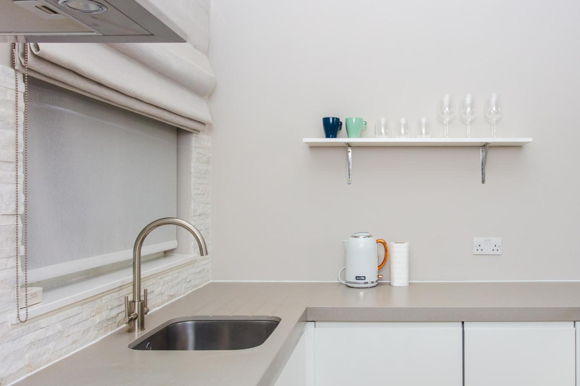Modern & Spacious 1 Bedroom In Apartment