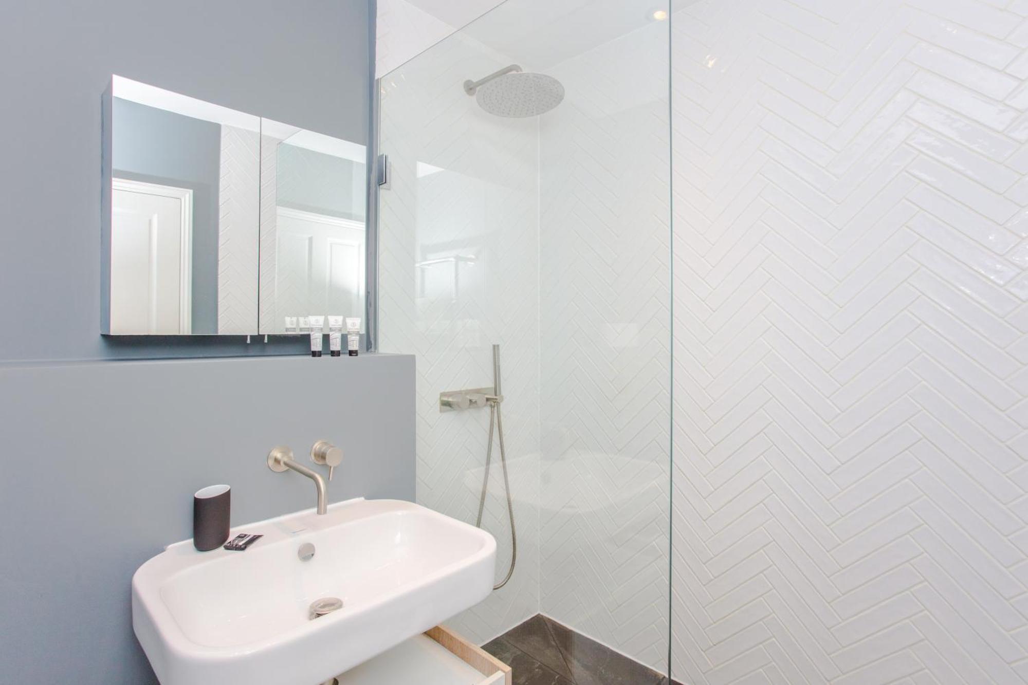 Modern & Spacious 1 Bedroom In Apartment