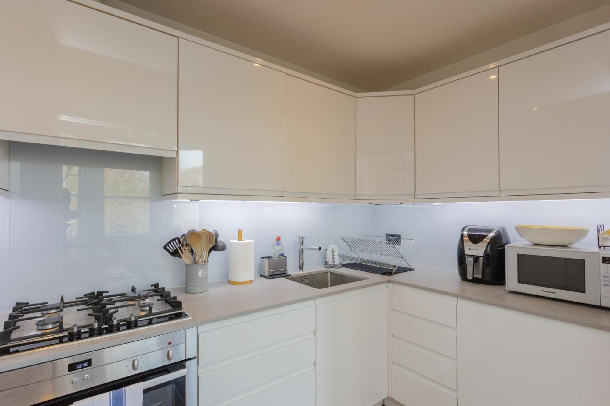 Newly Renovated 3 Bedroom In North West Apartment *