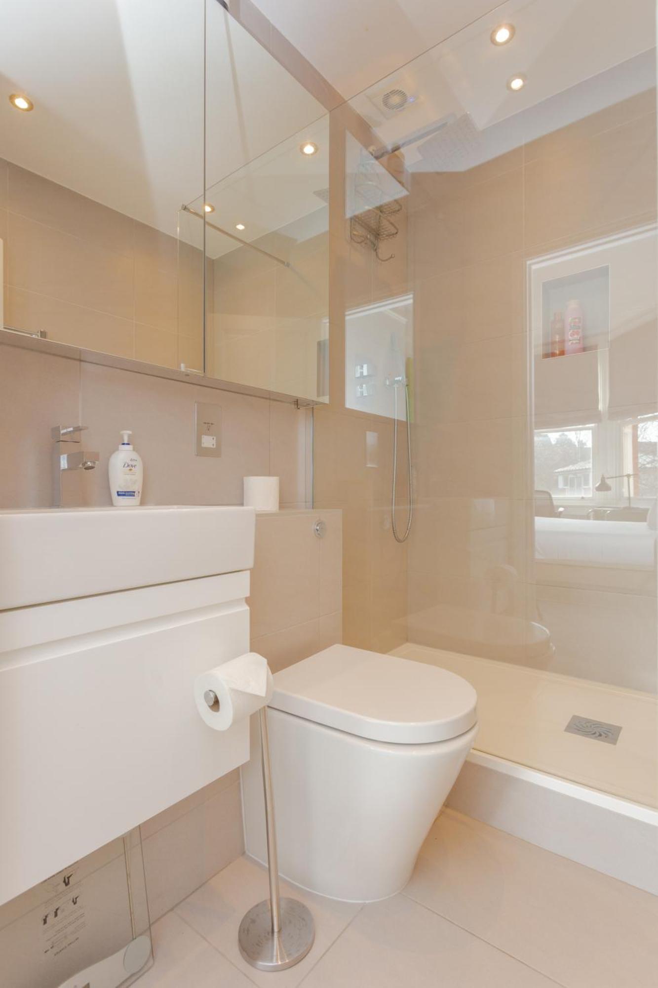 Newly Renovated 3 Bedroom In North West Apartment