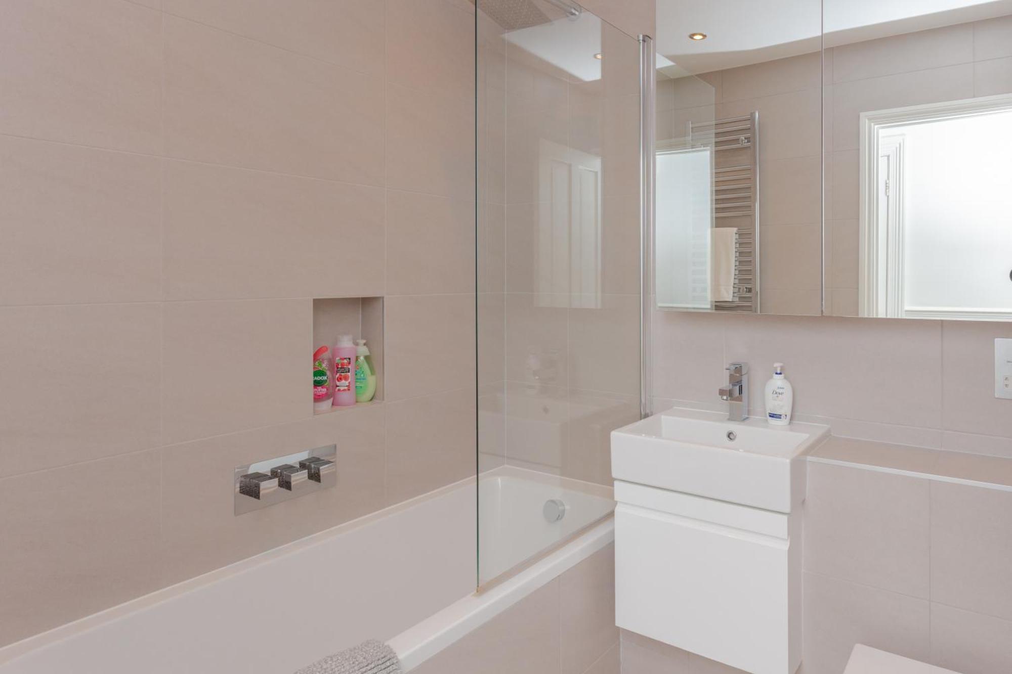 Apartment Newly Renovated 3 Bedroom In North West *