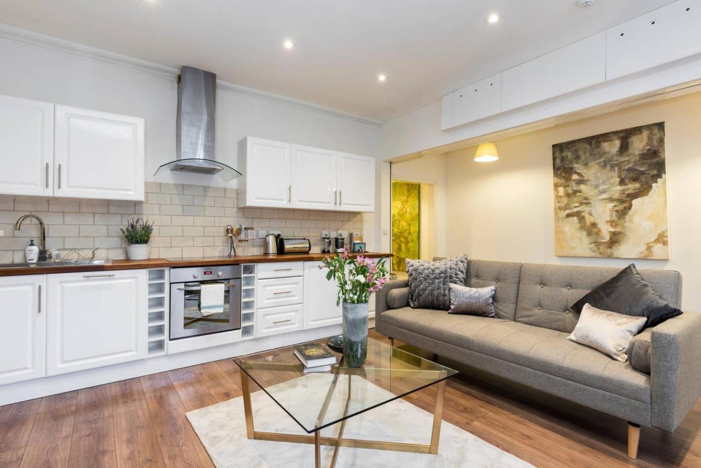 Gorgeous & Modern 2 Bedroom Sleeps Six In Earl's Court London