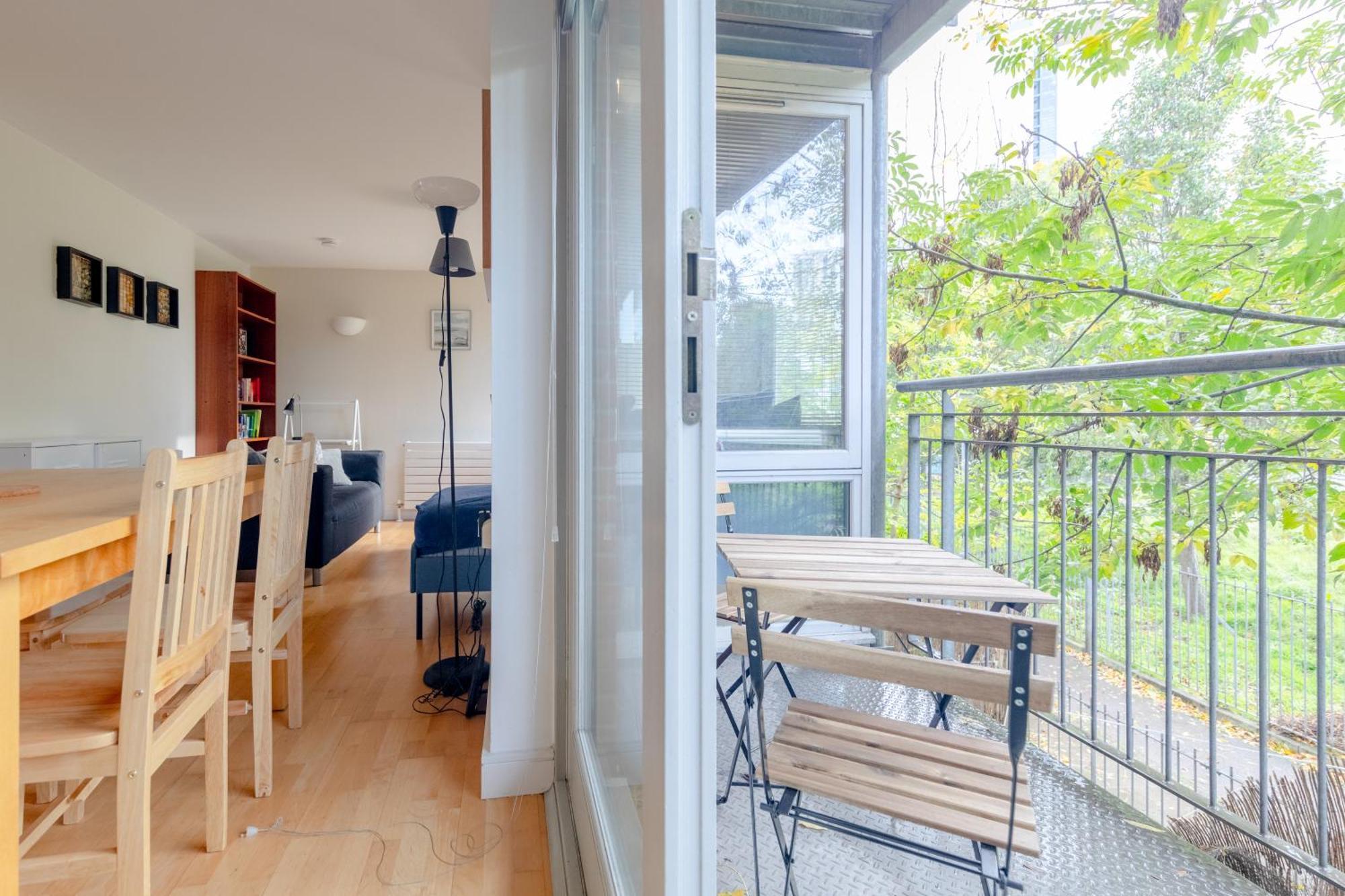 Apartamento Spacious 2 Bedroom Near White Londres