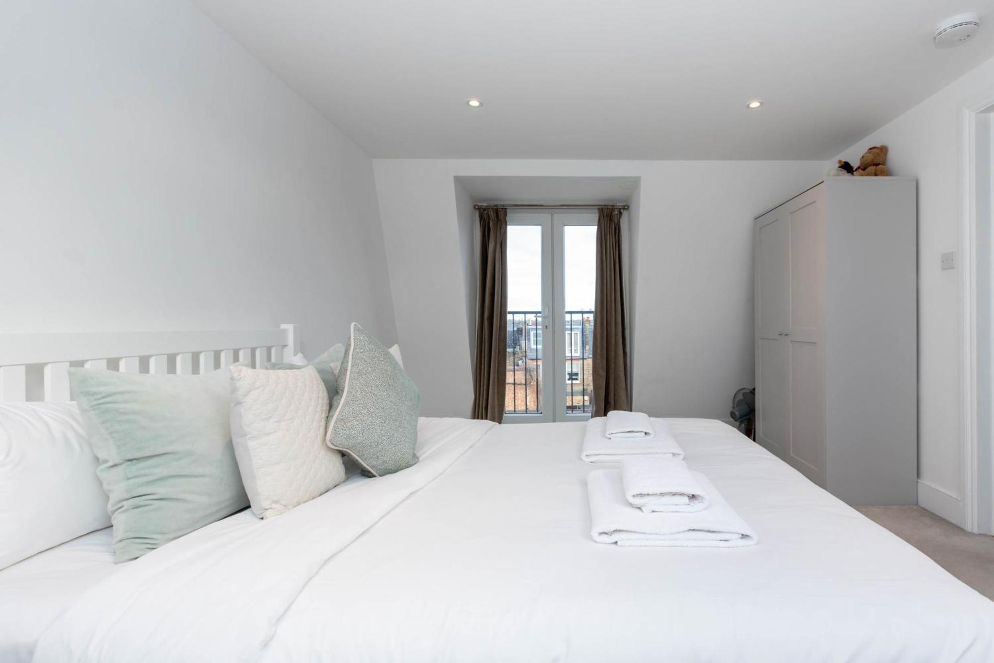 Gorgeous 3 Bedroom In Quaint Southfields Apartment London
