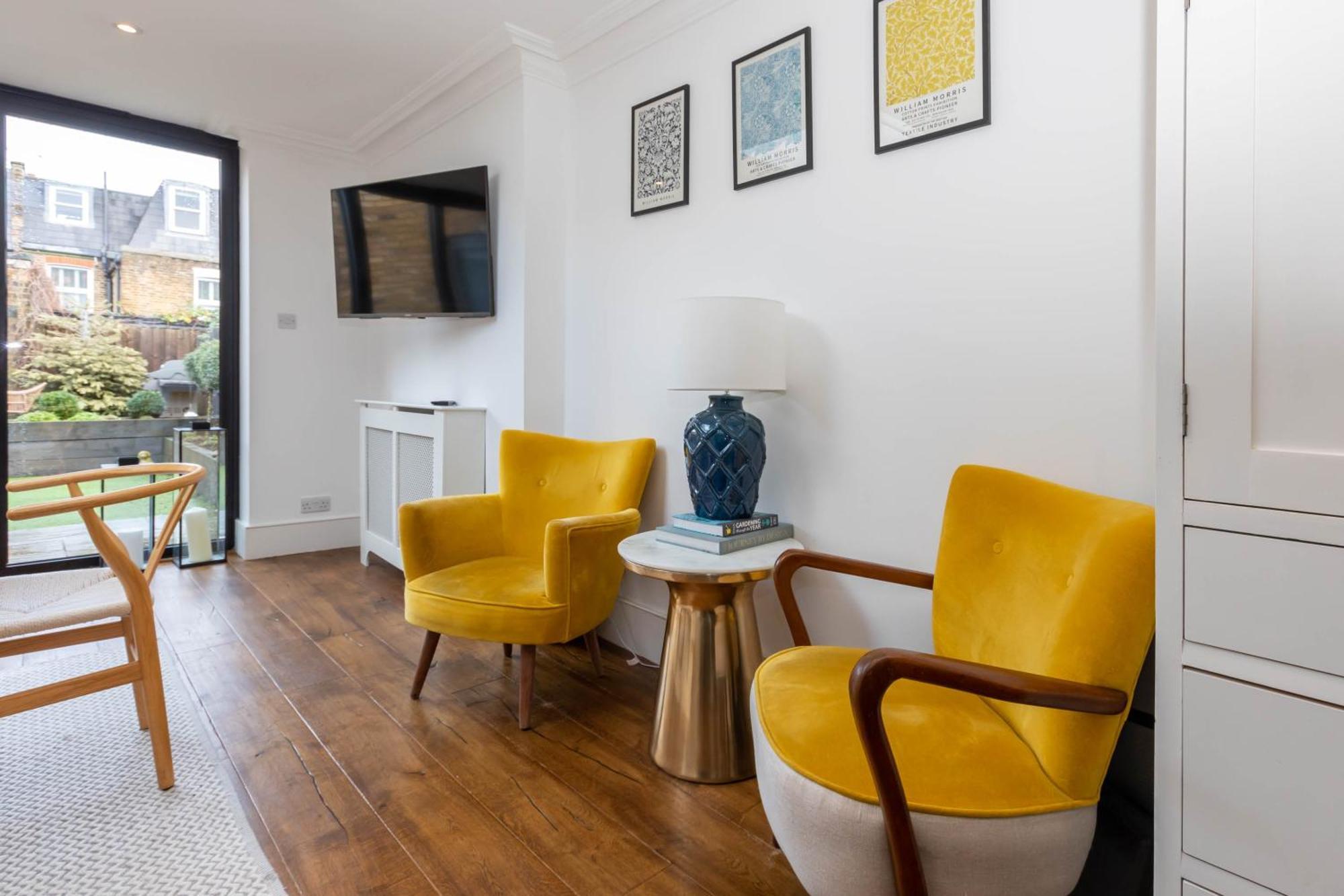 Gorgeous 3 Bedroom In Quaint Southfields Apartment London