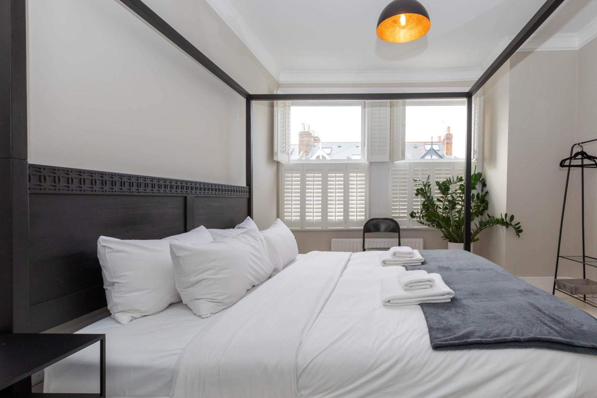 Gorgeous 3 Bedroom In Quaint Southfields London