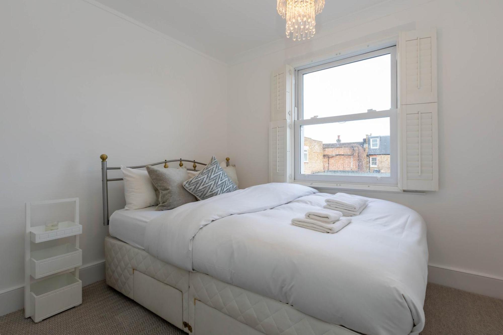 Gorgeous 3 Bedroom In Quaint Southfields Apartment London