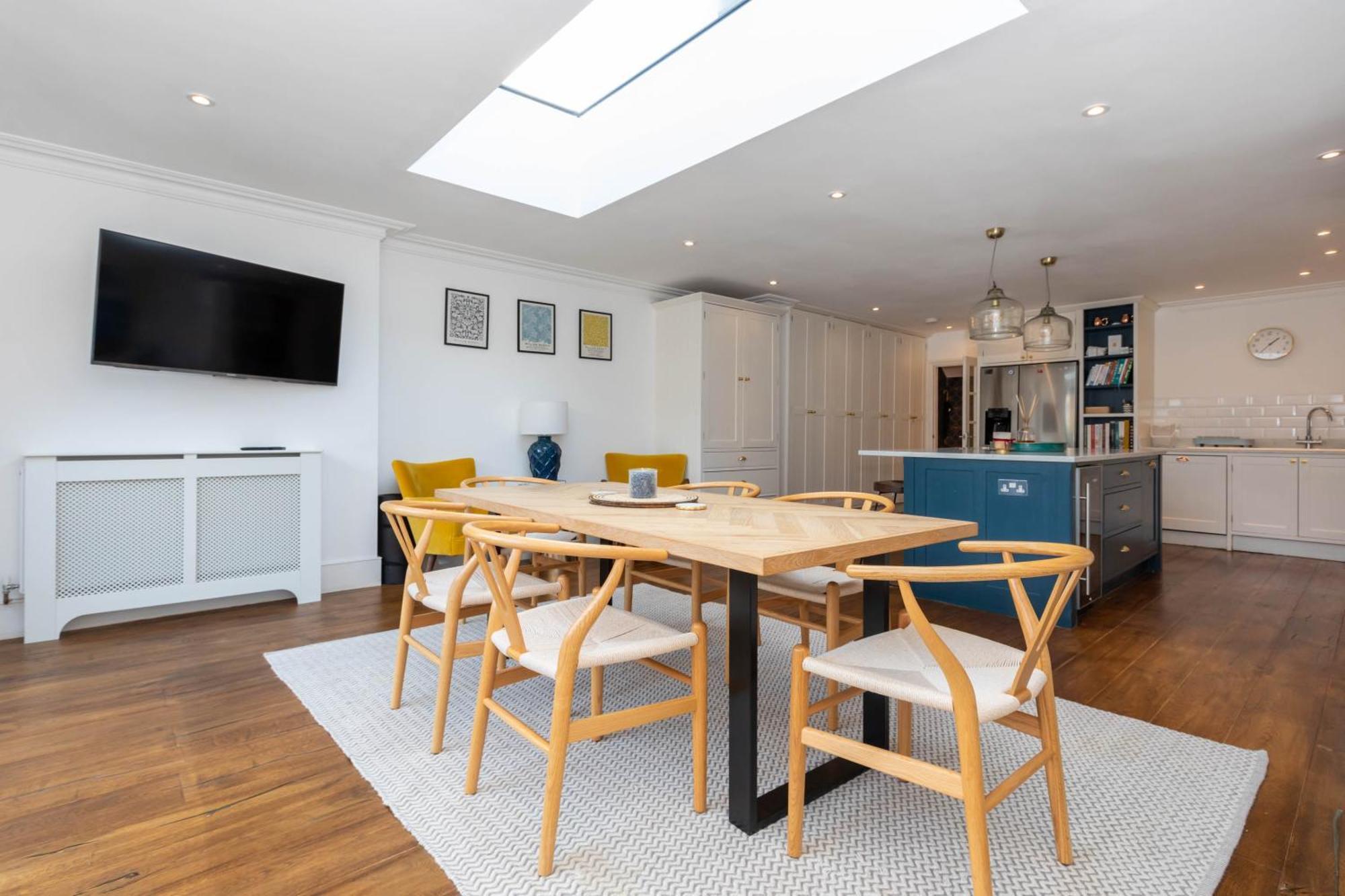 Gorgeous 3 Bedroom In Quaint Southfields London