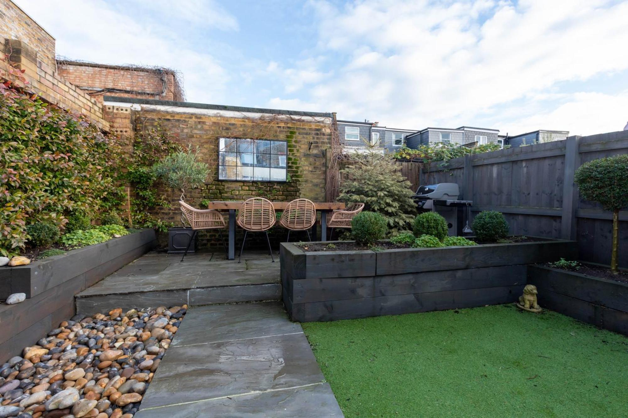 Gorgeous 3 Bedroom In Quaint Southfields London
