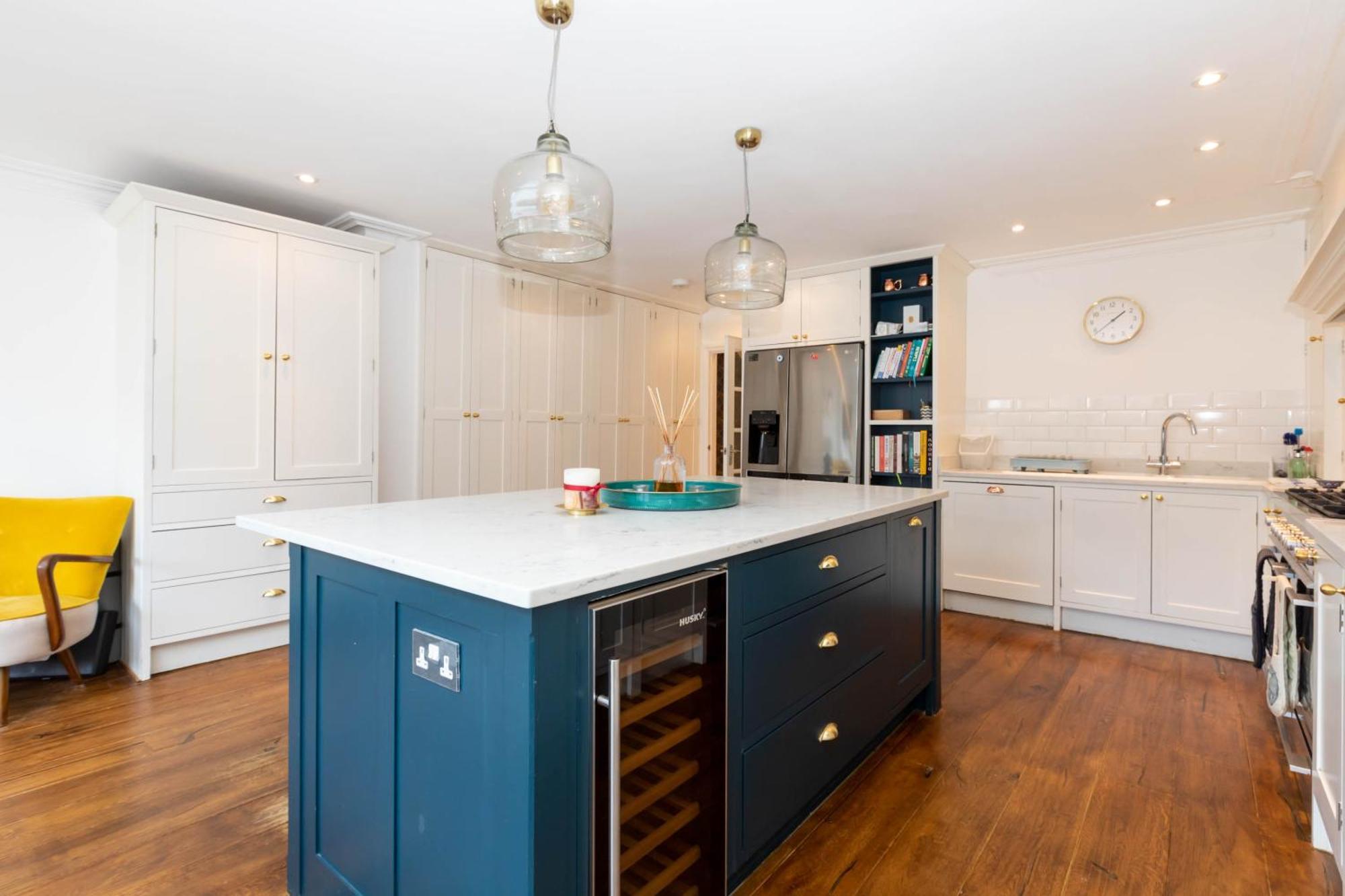 Gorgeous 3 Bedroom In Quaint Southfields Apartment