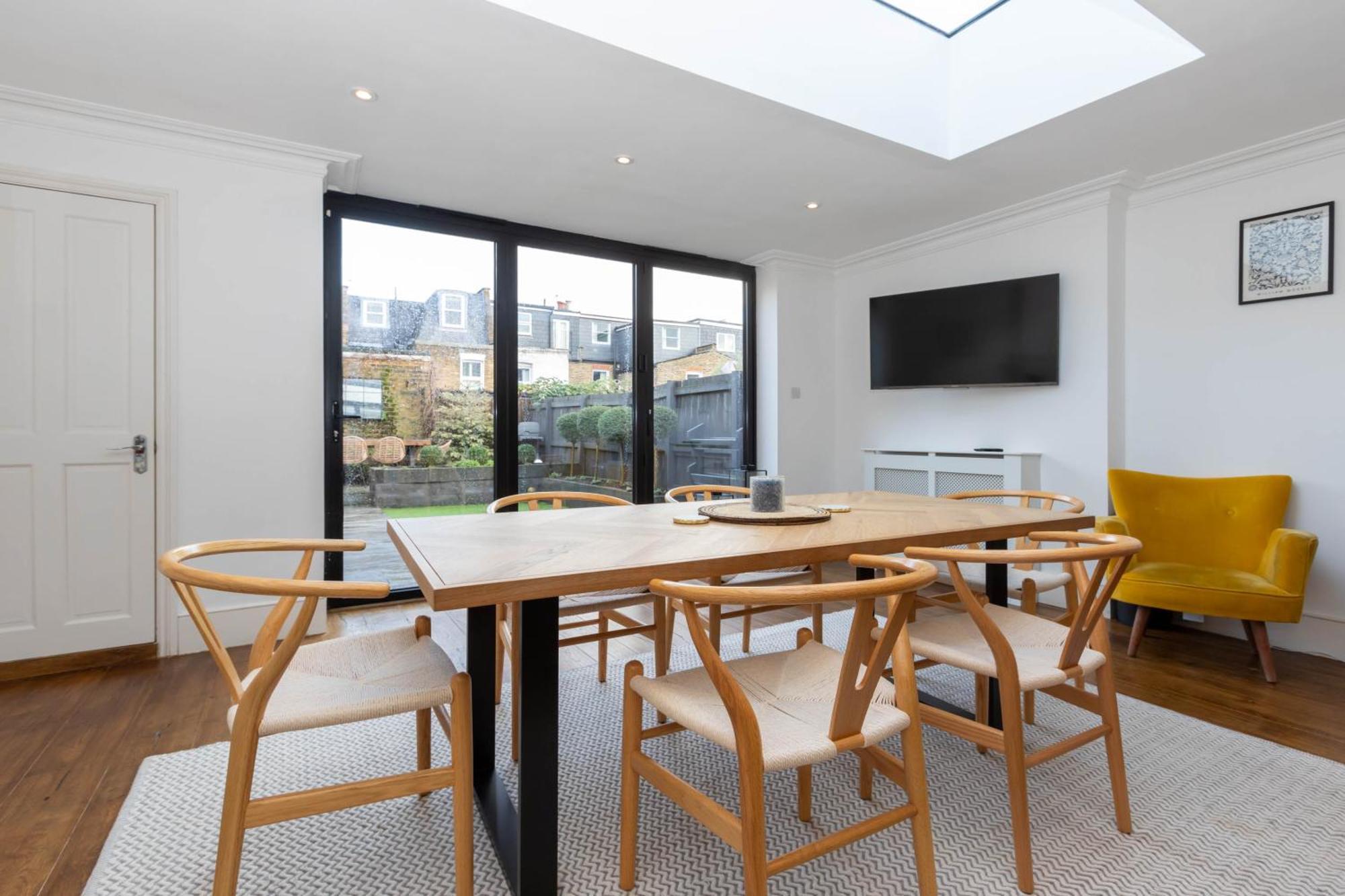 Gorgeous 3 Bedroom In Quaint Southfields Apartment London