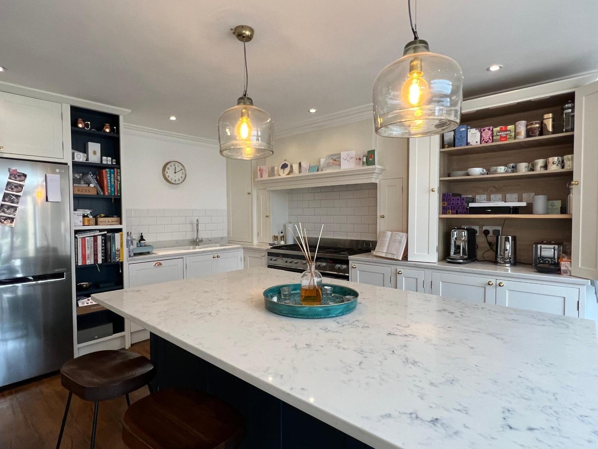Gorgeous 3 Bedroom In Quaint Southfields Apartment *