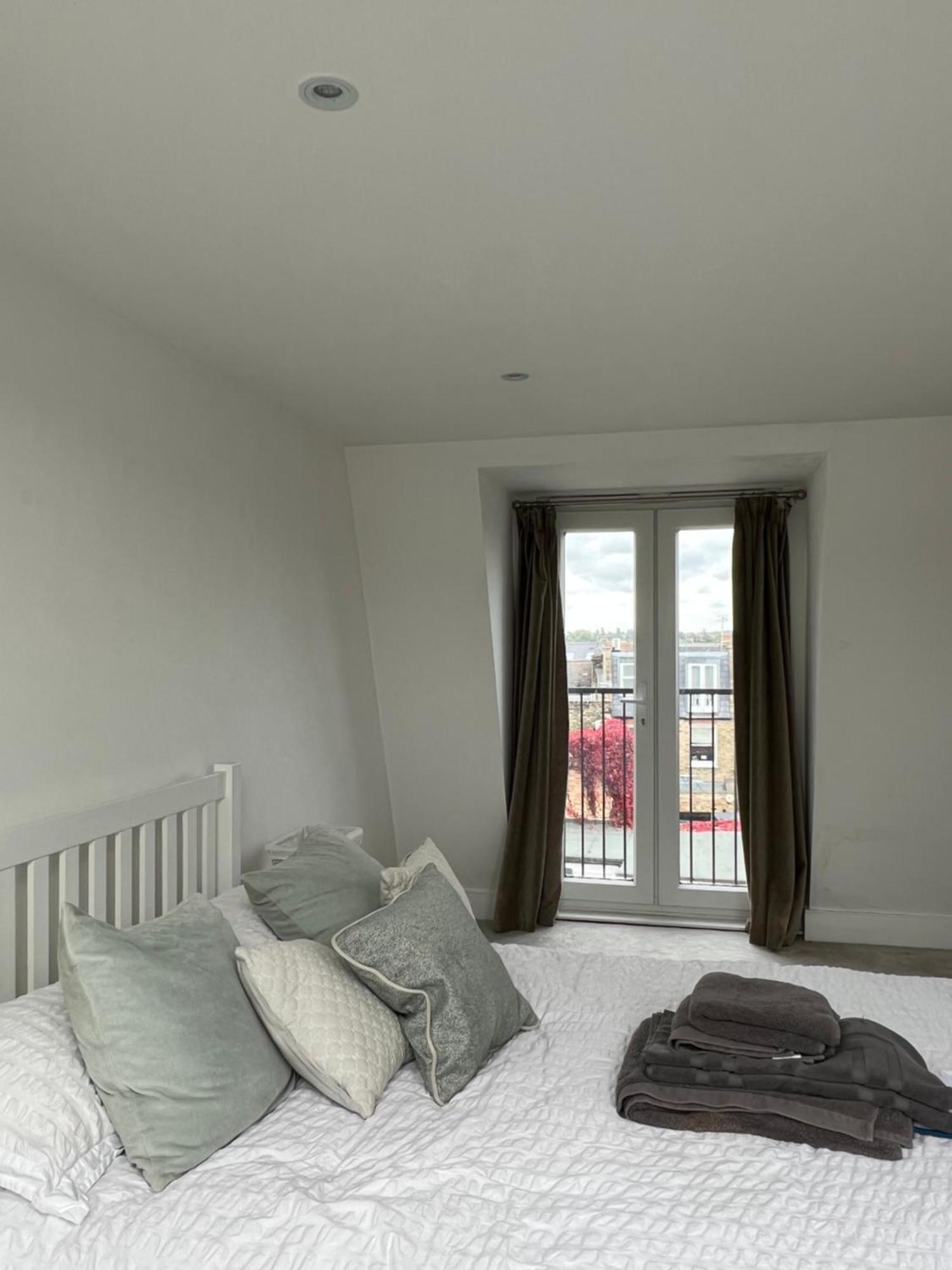 Gorgeous 3 Bedroom In Quaint Southfields Apartment *