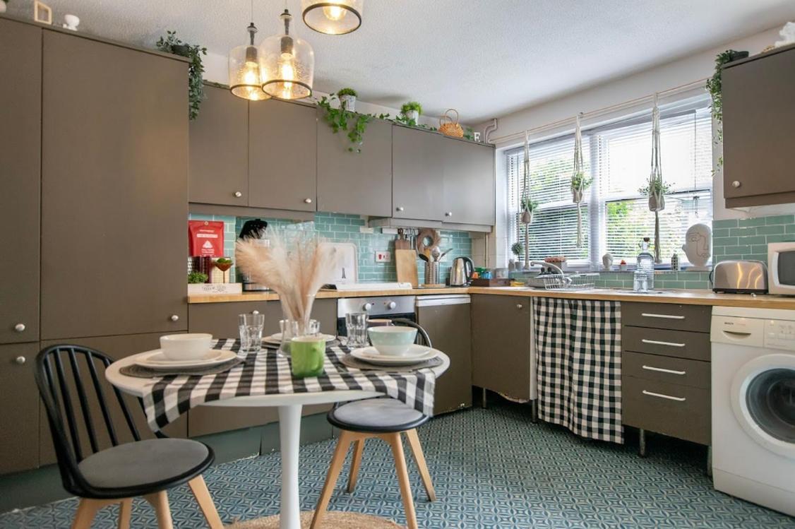 2bed Garden House W/hot Tub, Sauna & Cinema