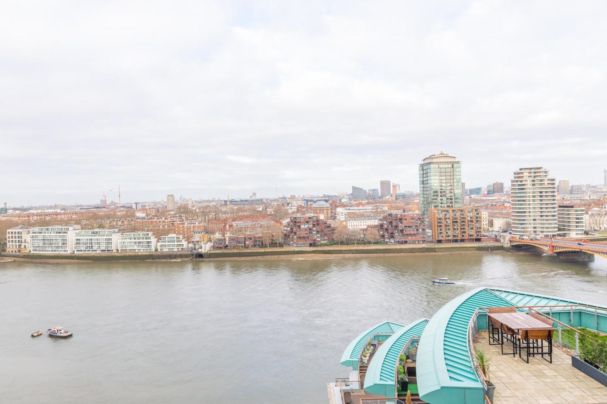 Gorgeous 3 Bedroom Flat In Vauxhall With Views