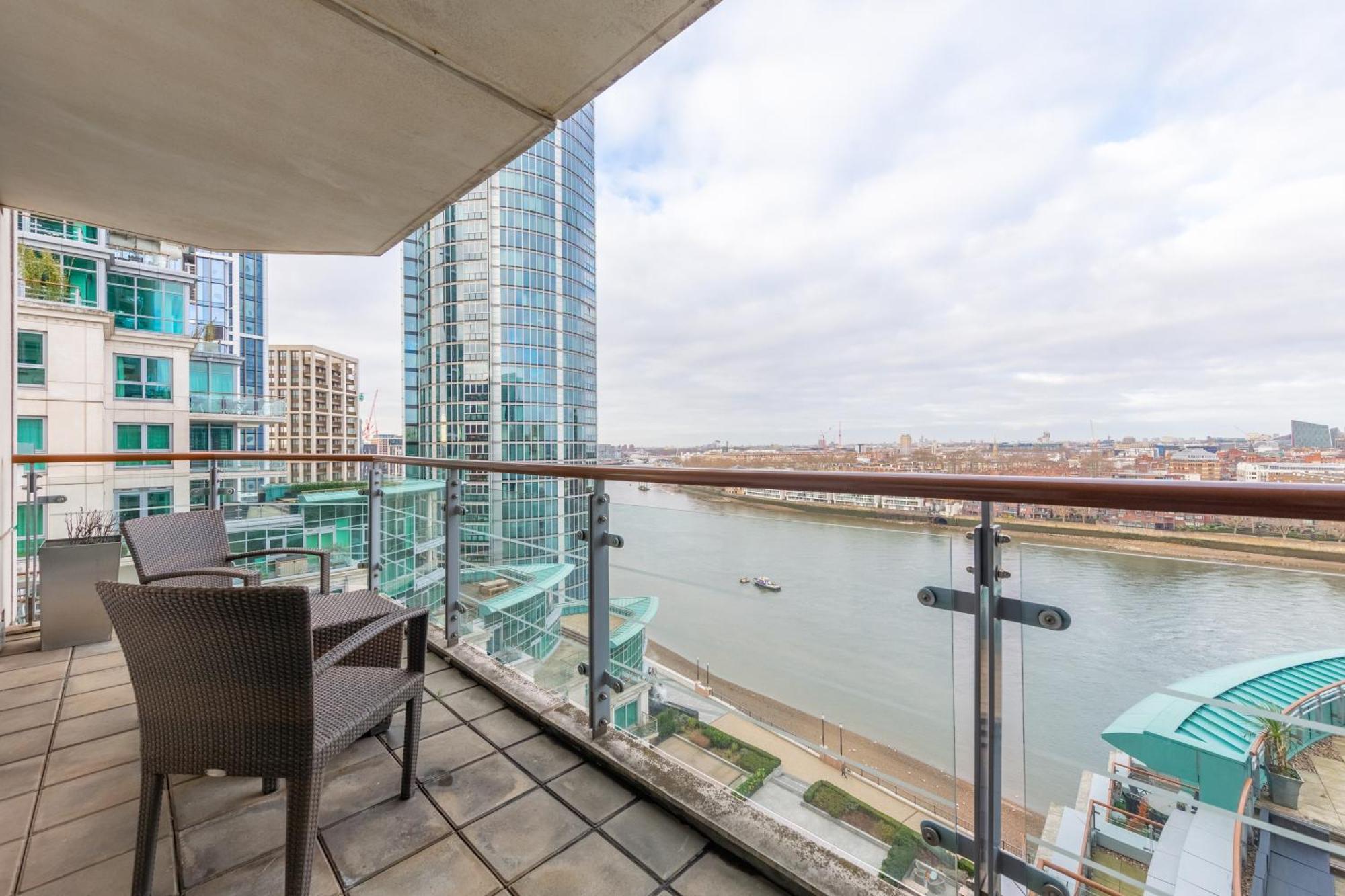 Gorgeous 3 Bedroom Flat In Vauxhall With Views *