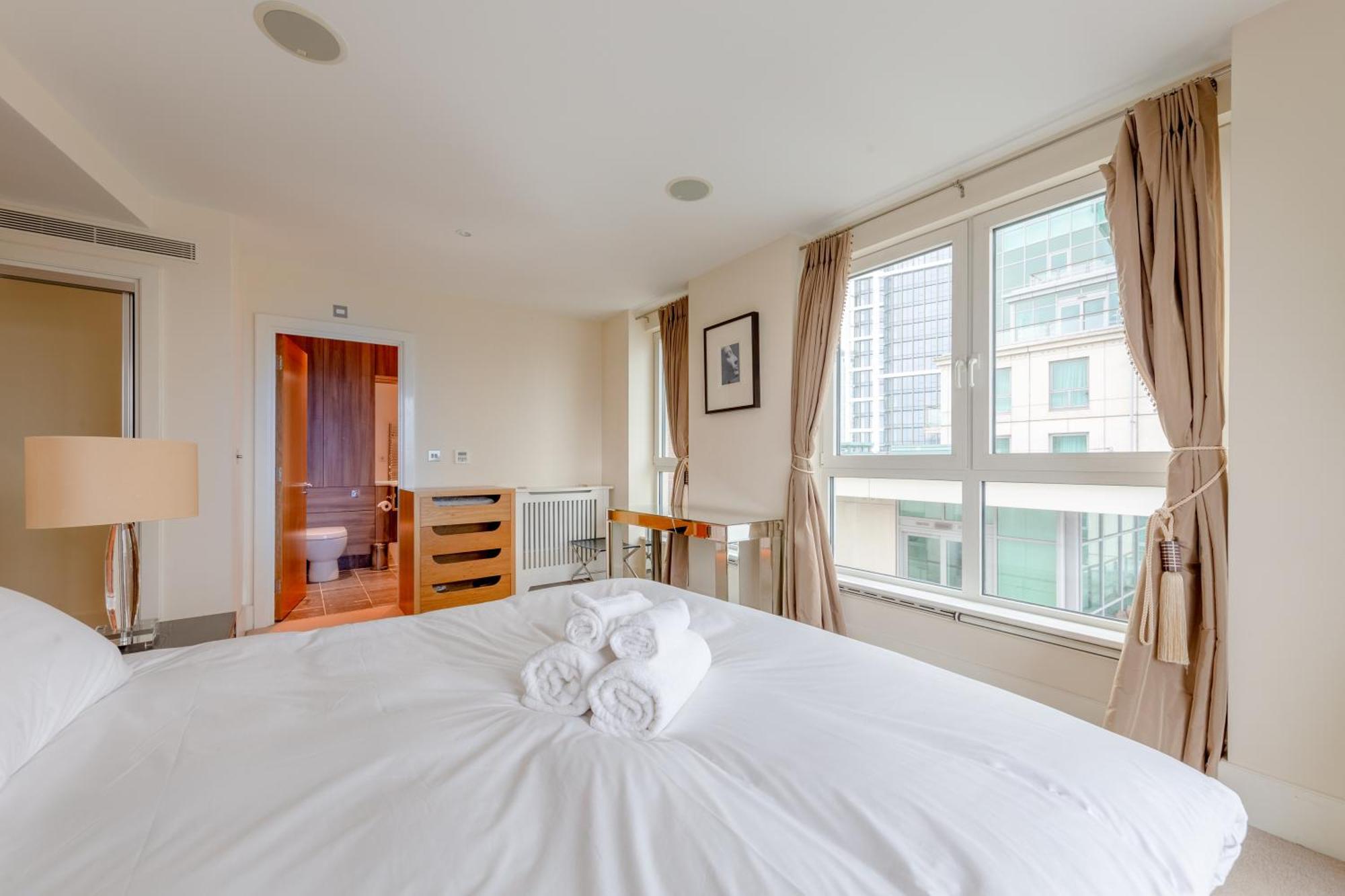 Gorgeous 3 Bedroom Flat In Vauxhall With Views *