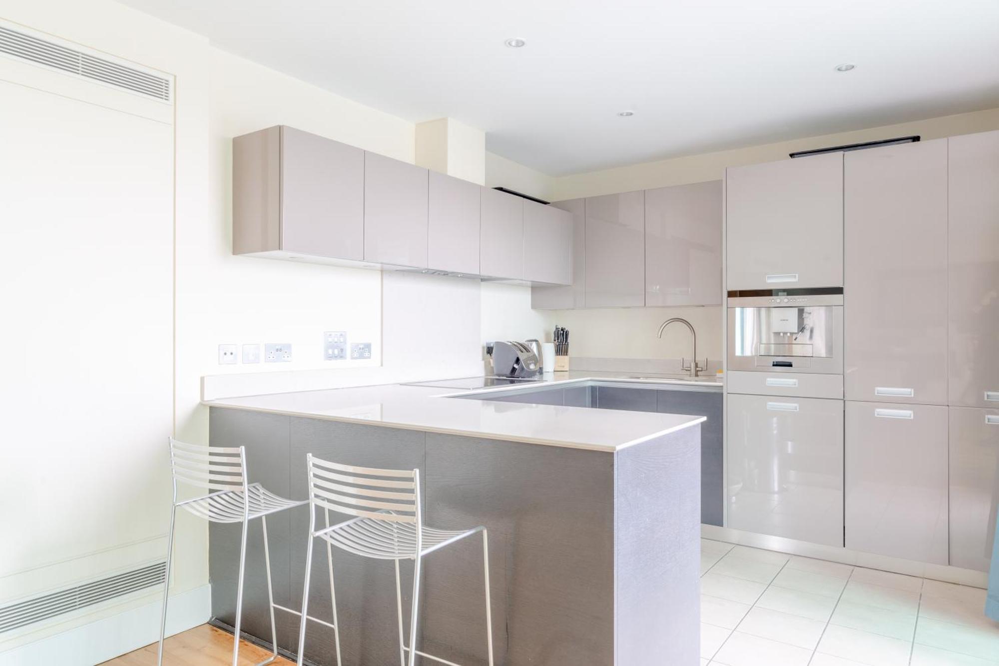 Gorgeous 3 Bedroom Flat In Vauxhall With Views *
